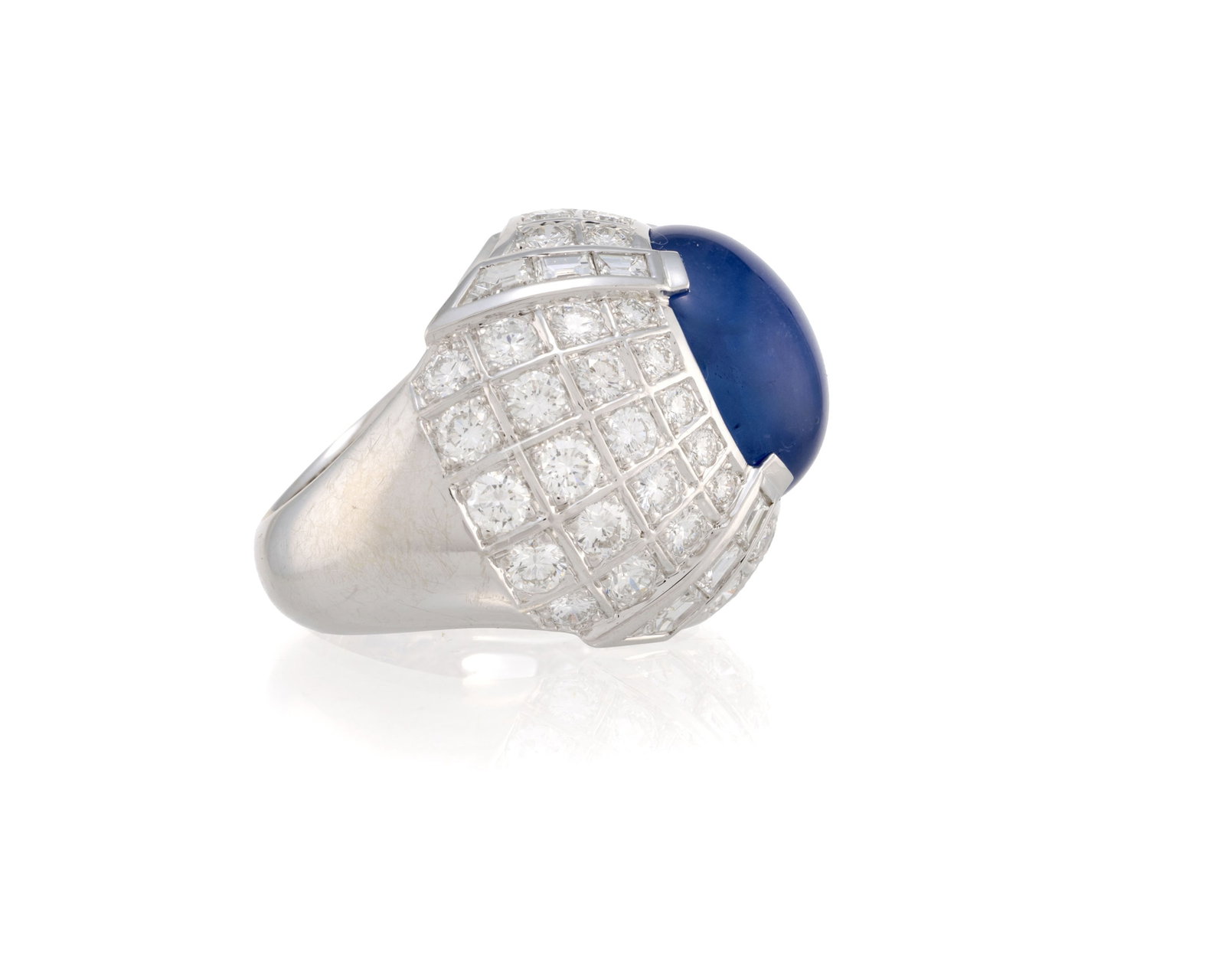 Boucheron, bague or gris 750 sertie d'un saphir étoilé (env. 23 ct) entouré de diaman - 2