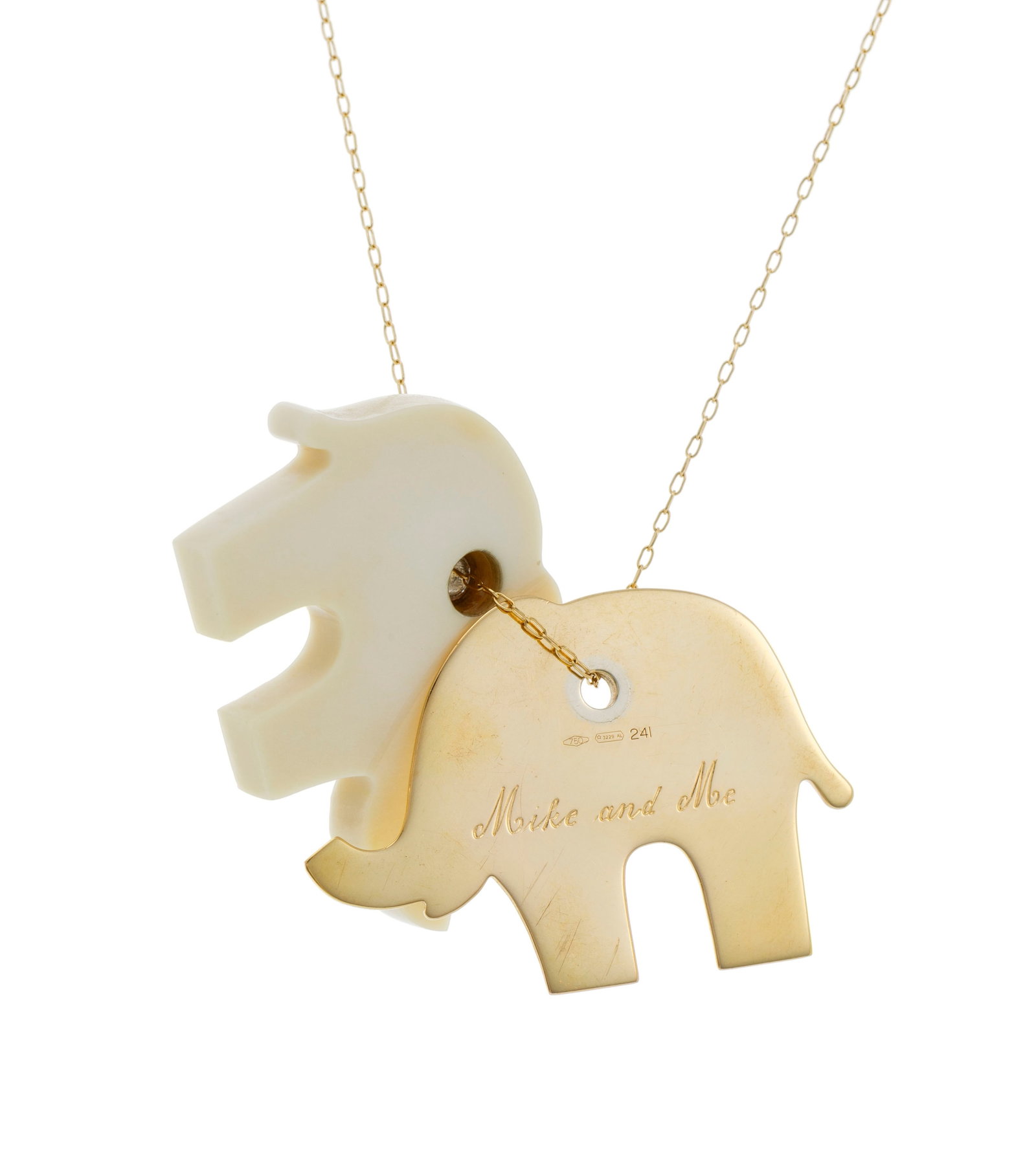 Vhernier, pendentif éléphant en or 750 et quartz blanc serti d'un anneau de diamants taill - 2