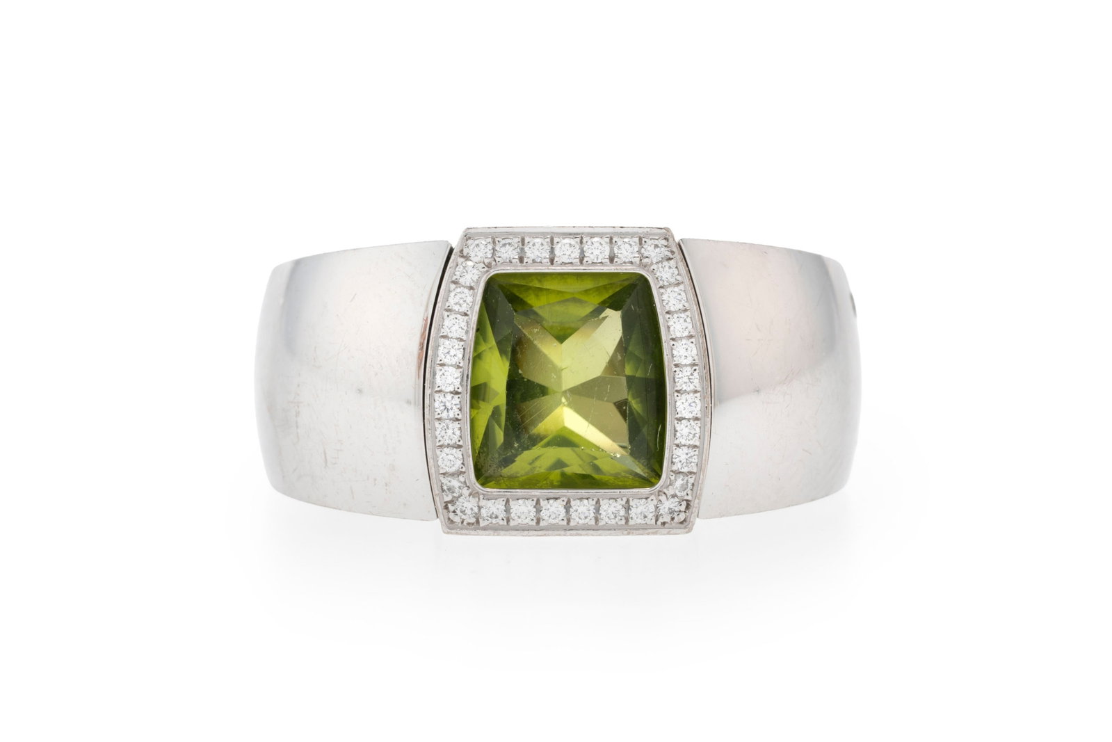 Cartier, bague or gris 750 sertie d'un péridot forme coussin entouré de diamants taille br: Cartier, bague or gris 750 sertie d'un péridot forme coussin entouré de diamants taille brillant, signée, numérotée NW3170, doigt 55-15, 21g Condition Bon état de