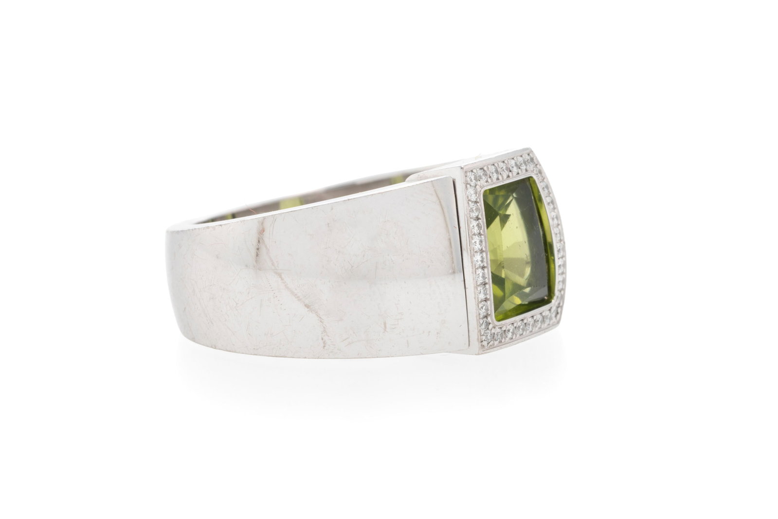 Cartier, bague or gris 750 sertie d'un péridot forme coussin entouré de diamants taille br - 2