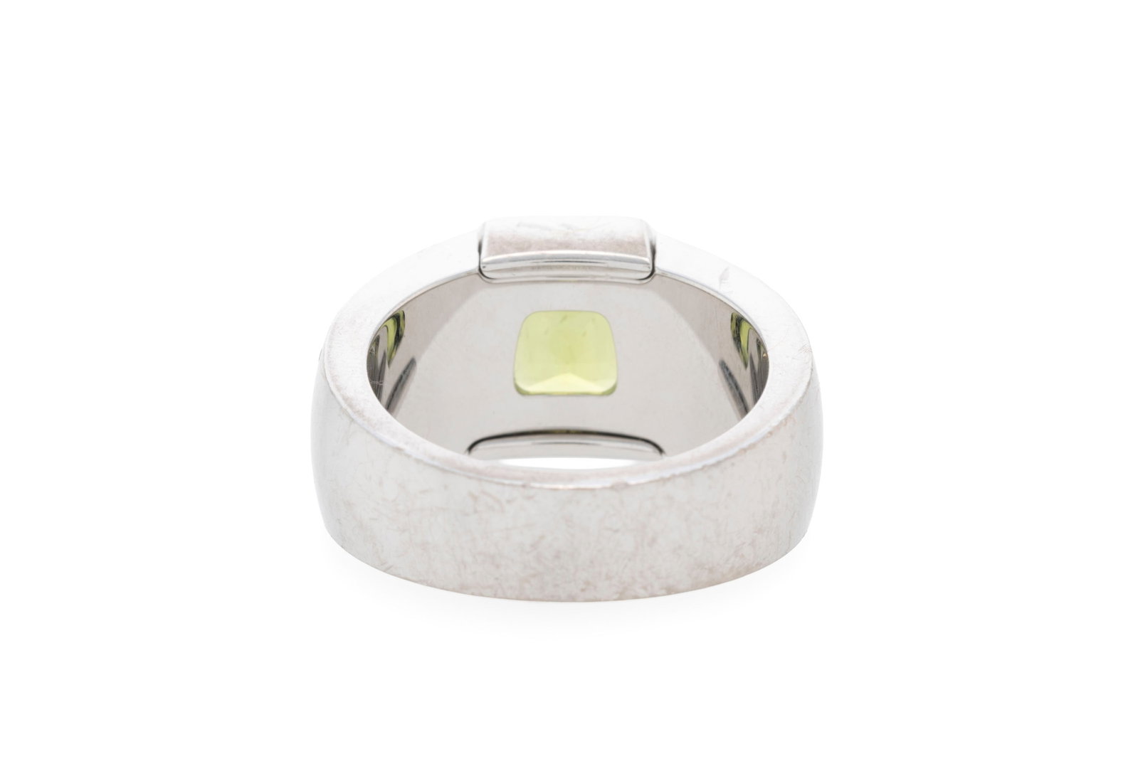 Cartier, bague or gris 750 sertie d'un péridot forme coussin entouré de diamants taille br - 3