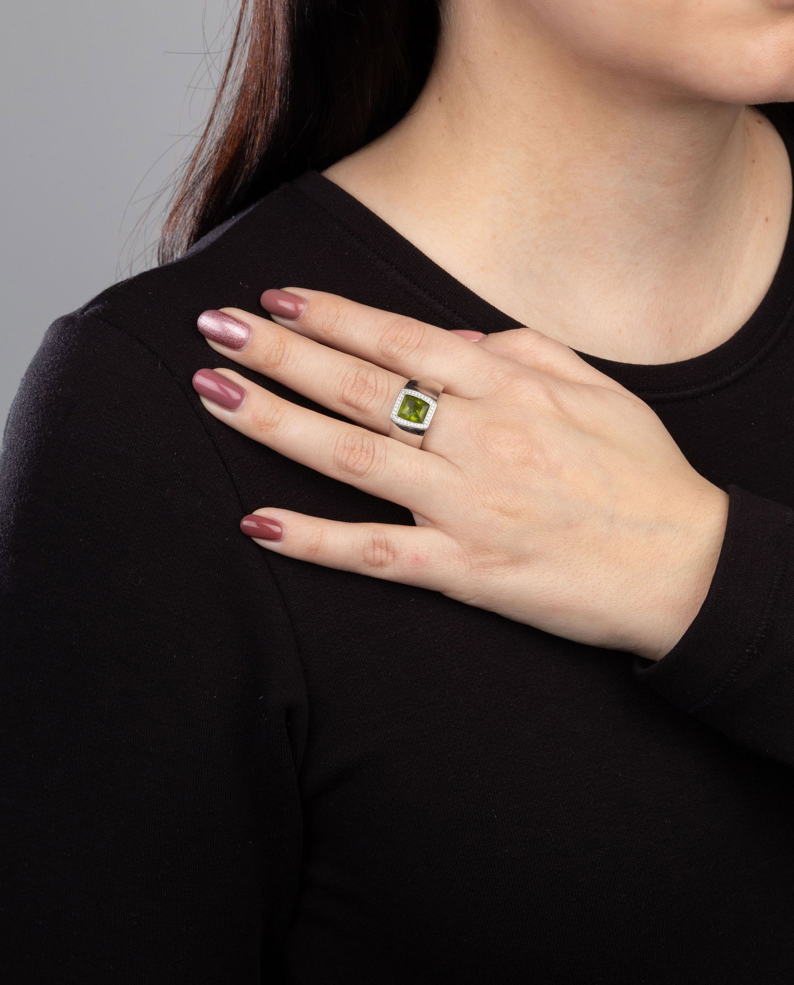 Cartier, bague or gris 750 sertie d'un péridot forme coussin entouré de diamants taille br - 4