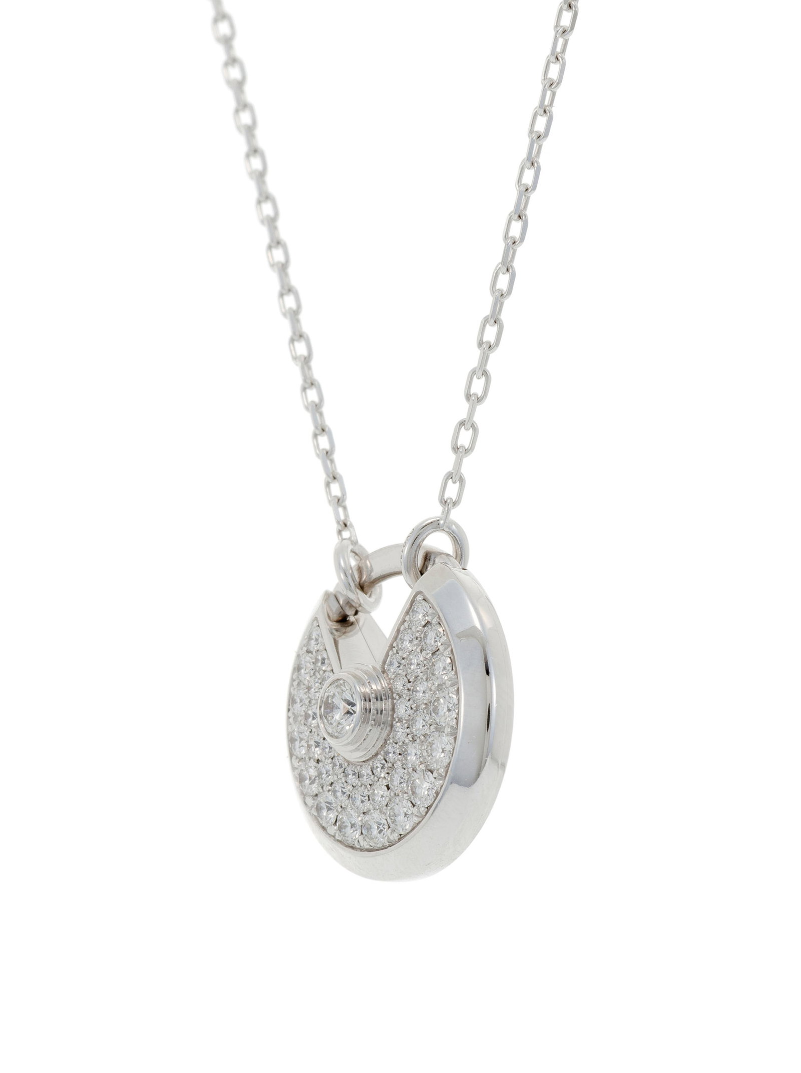 Cartier, Amulette, collier or gris 750 à maille forçat retenant un centre serti de diamant - 2