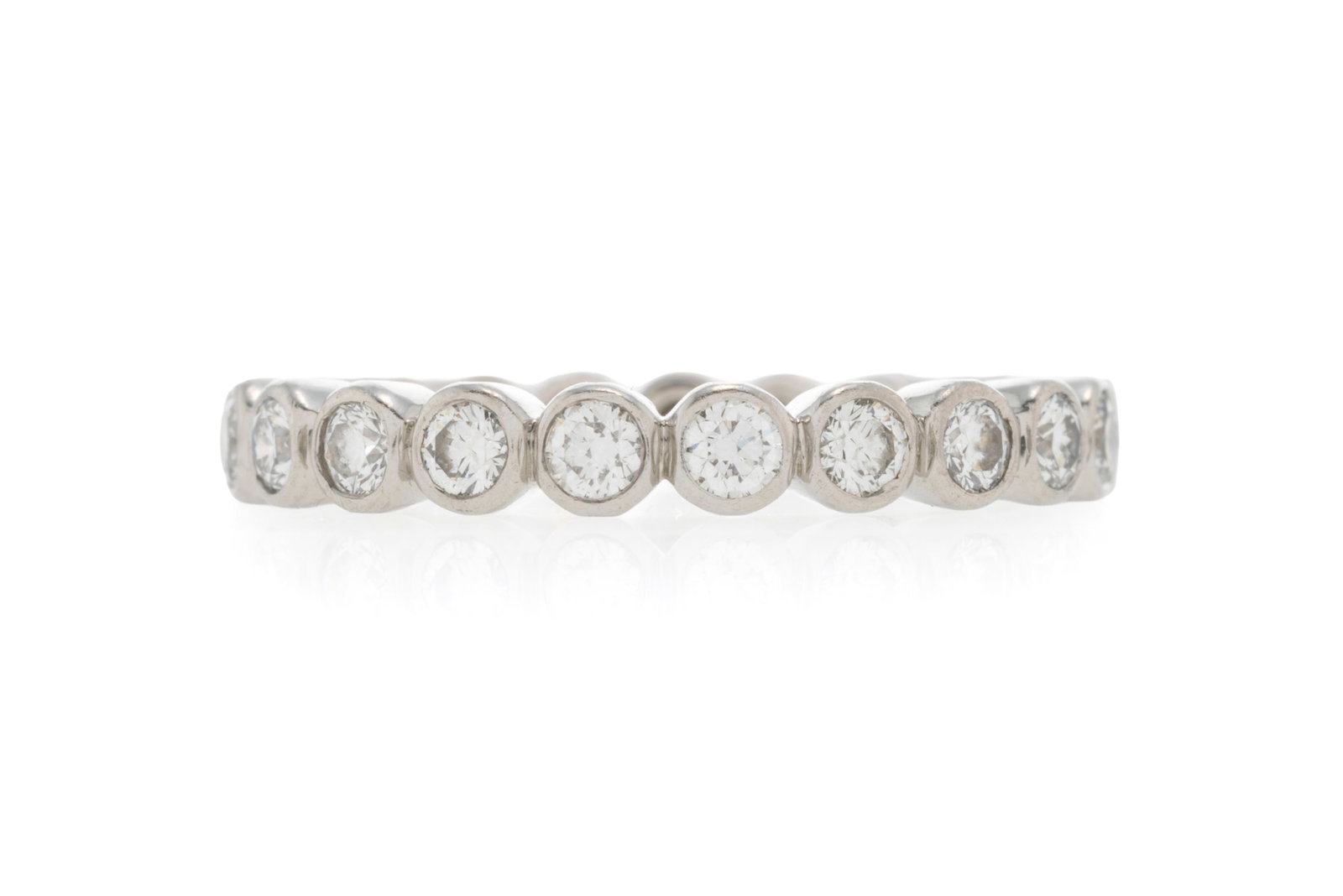 Cartier anneau rivière platine serti de diamants taille brillant, signé, numéroté: Cartier anneau rivière platine serti de diamants taille brillant, signé, numéroté YS7142, doigt 52-12 Condition Bon état de conservation général. Présence de
