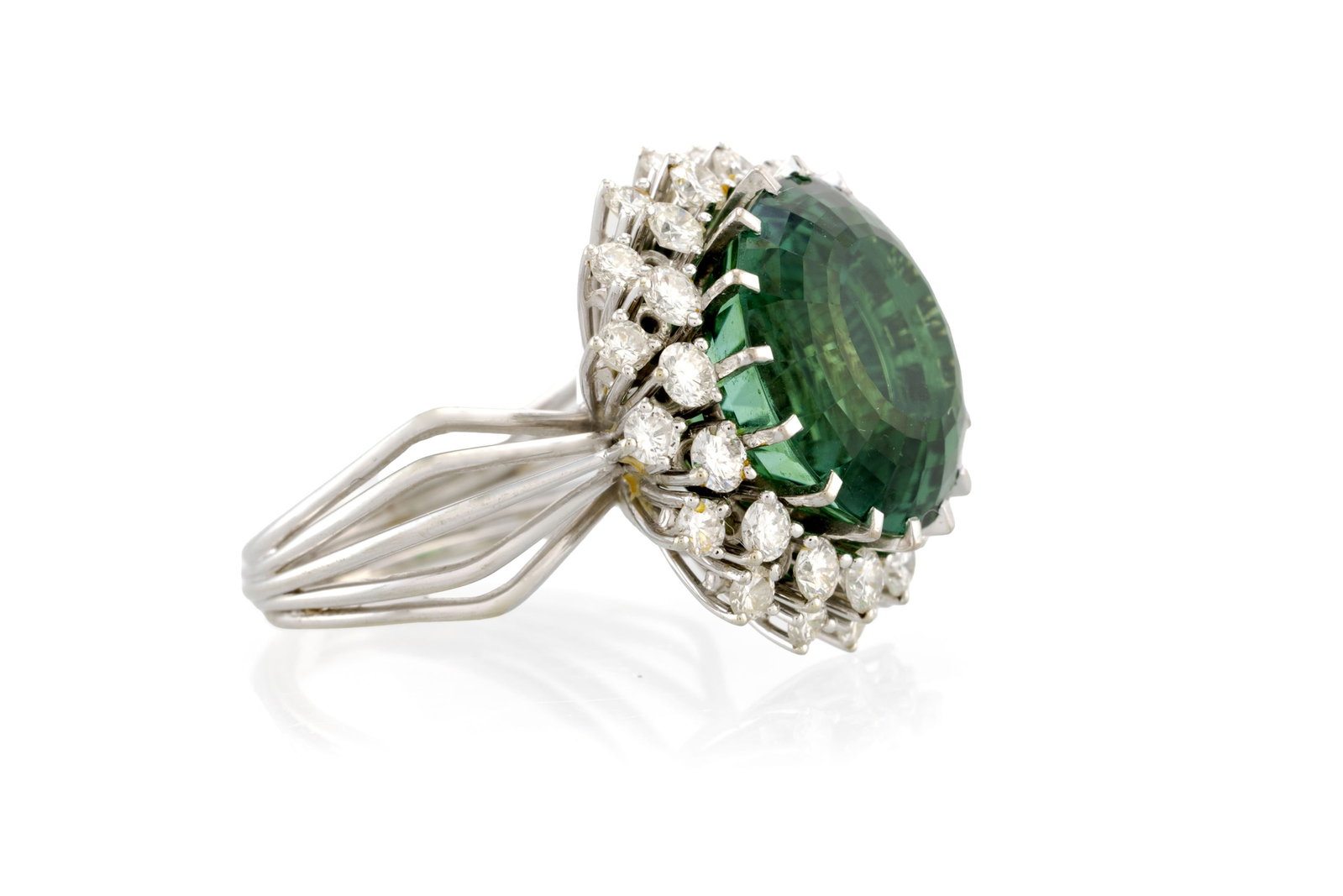 Bague or gris 750 sertie d'une tourmaline verte ronde entourée de deux rangées de diamants - 2