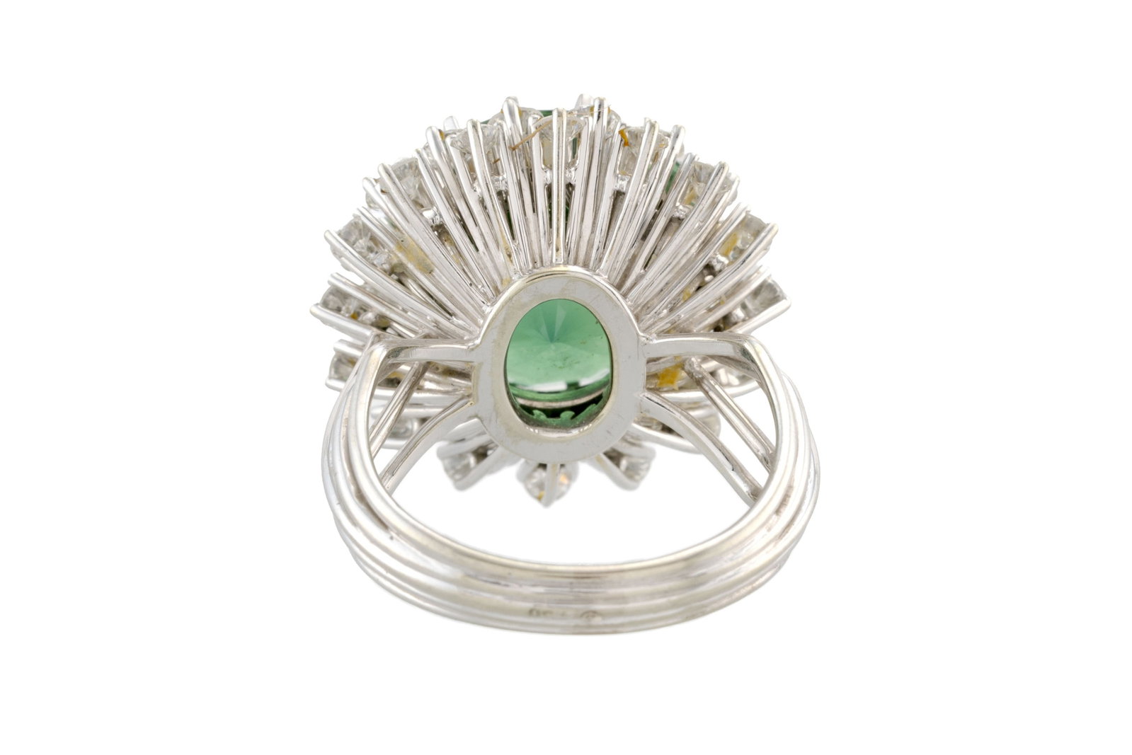 Bague or gris 750 sertie d'une tourmaline verte ronde entourée de deux rangées de diamants - 3