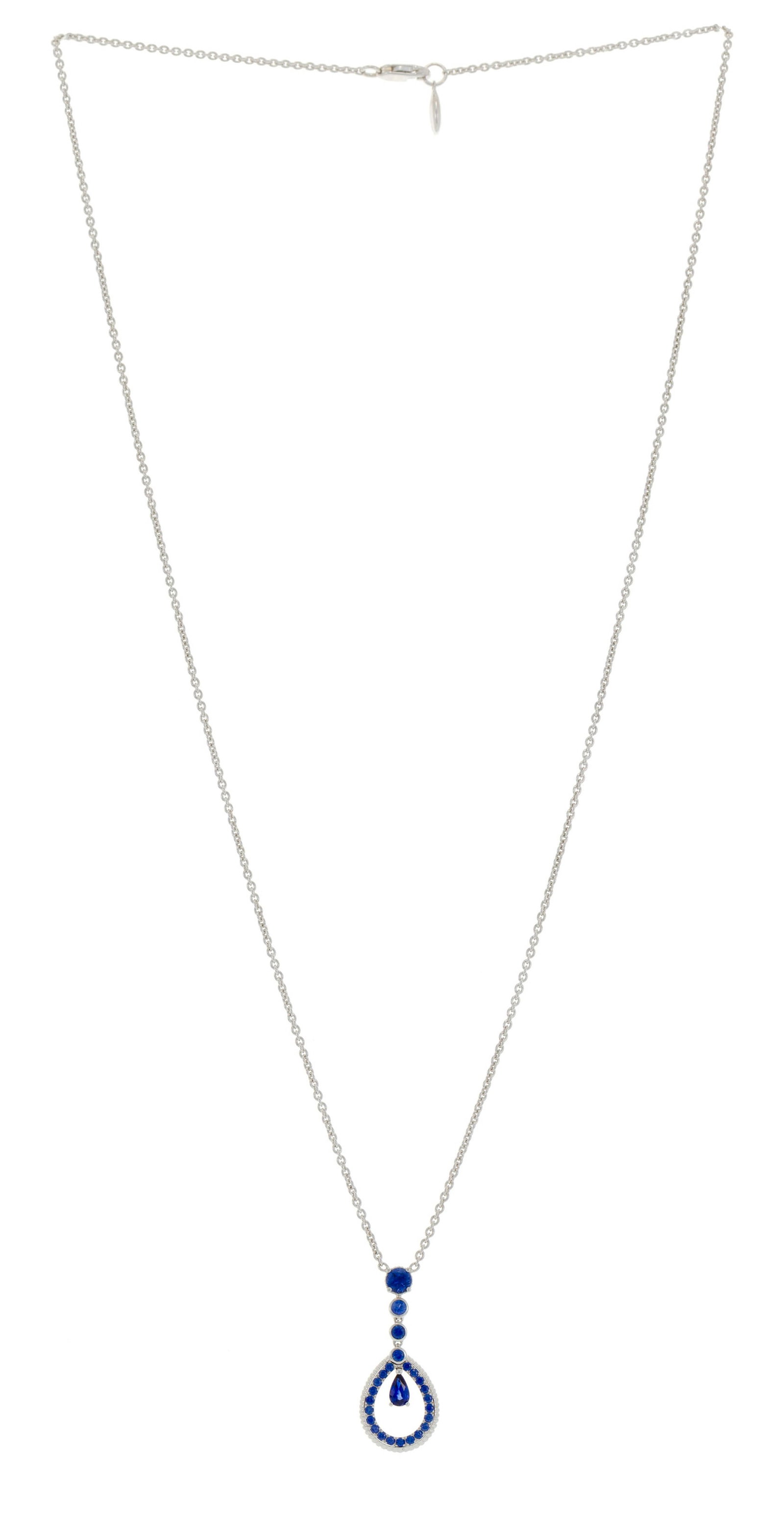 Fabergé, Colours of Love, collier or gris 750 à maille forçat retenant un centre sert: Fabergé, Colours of Love, collier or gris 750 à maille forçat retenant un centre serti de saphirs taille rond et poire, l'arrière serti d'un petit rubis, signé,