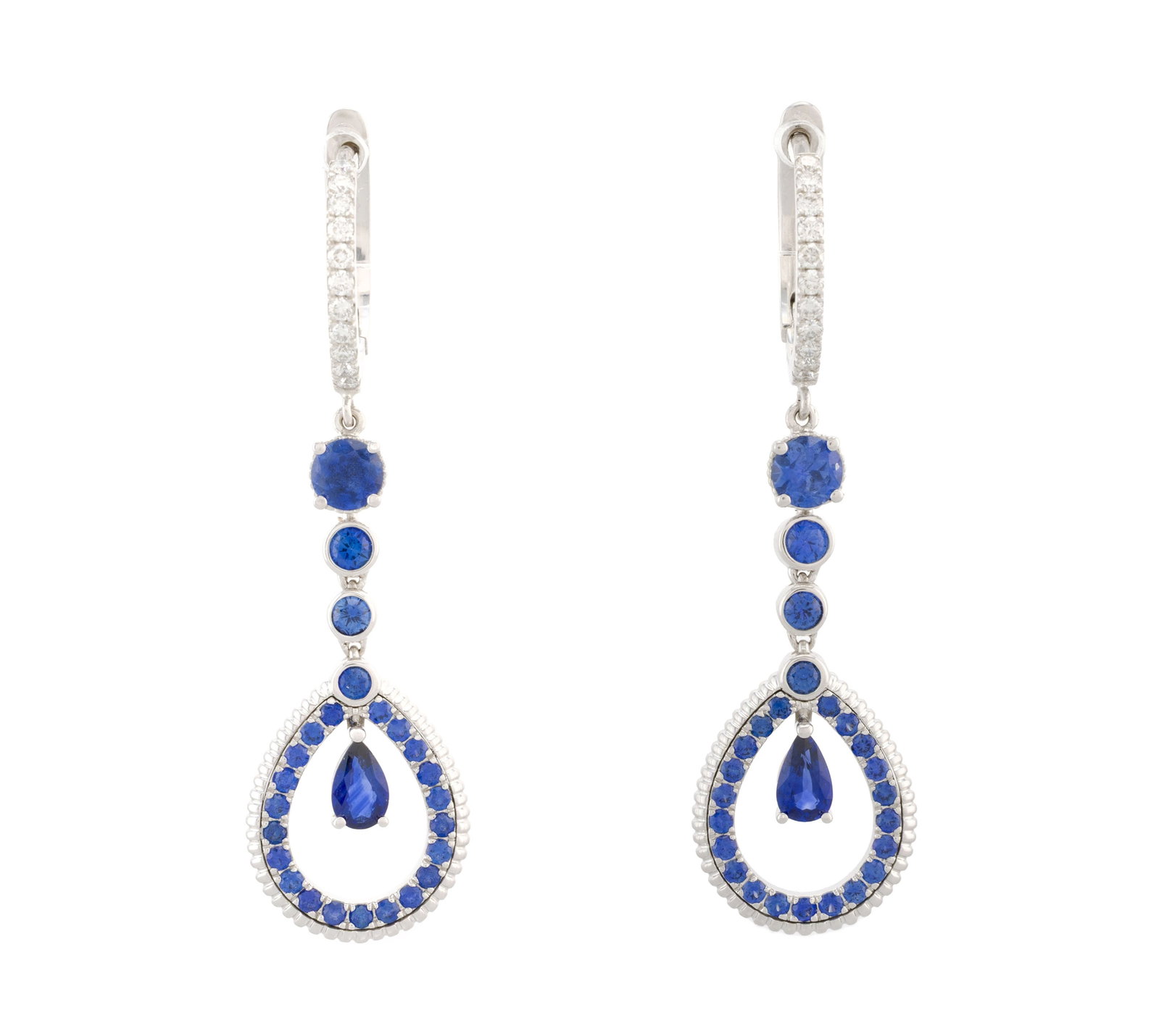 Fabergé, Colours of Love, paire de pendants d'oreilles or gris 750 sertis de saphirs et de diam: Fabergé, Colours of Love, paire de pendants d'oreilles or gris 750 sertis de saphirs et de diamants de différentes tailles, signés, numérotés 3746/1, h. 4.1 cm, 6g Condition