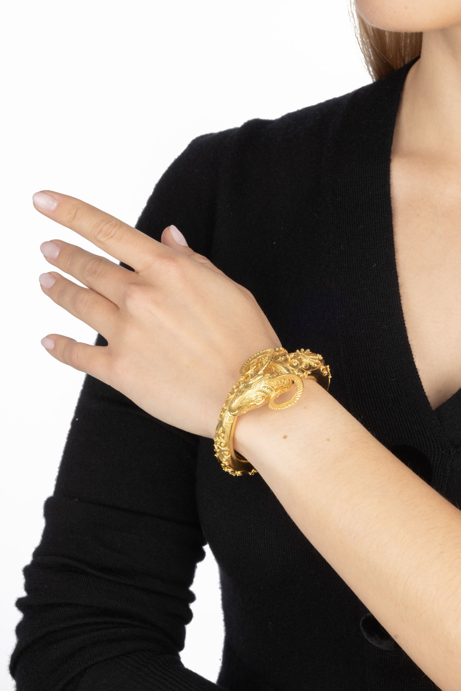 Lalaounis, bracelet rigide or 750 à décor filigrané et granulé orné d'une t - 5