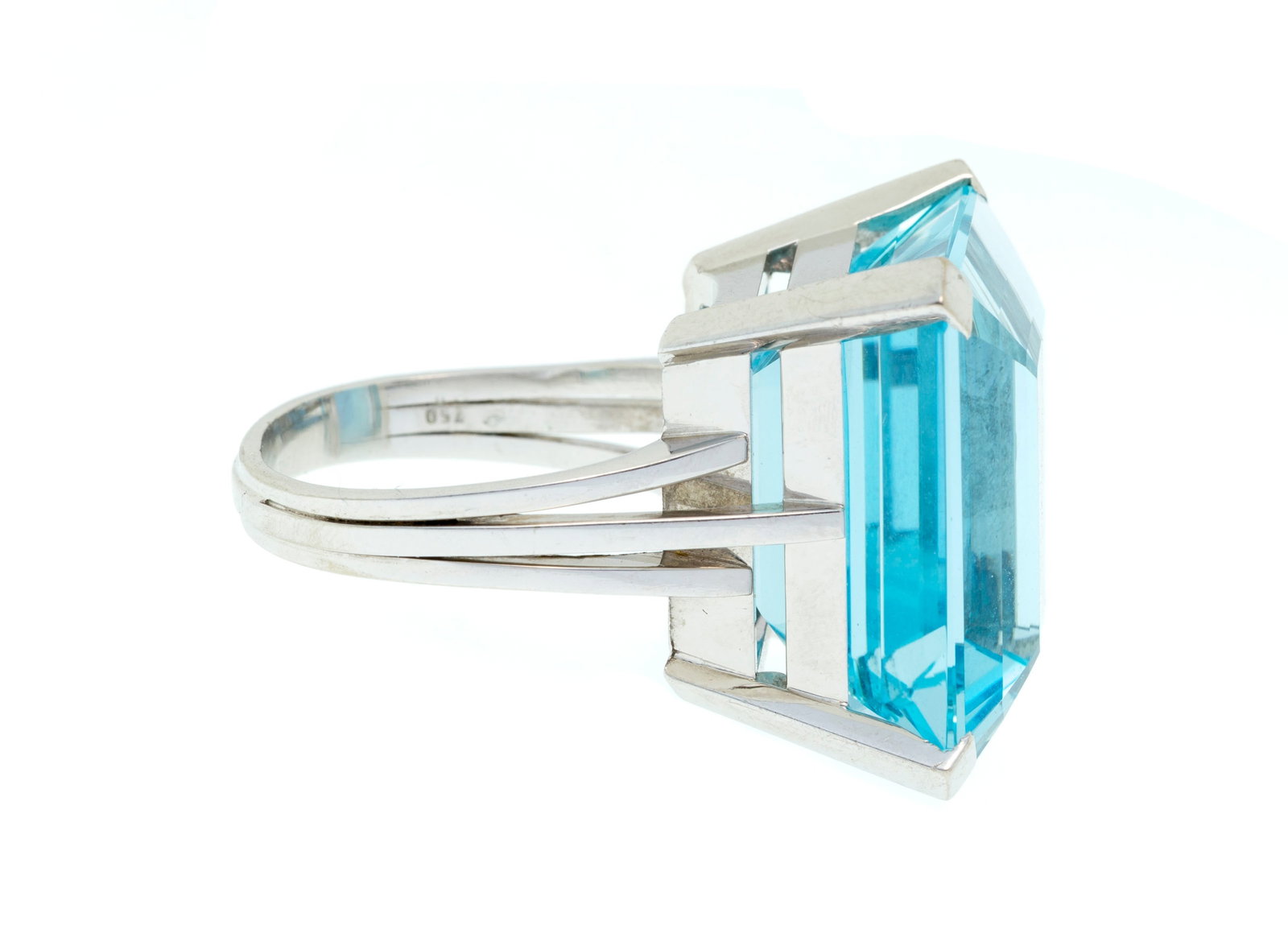 Bague en or gris 750 sertie d'une aigue-marine rectangulaire à pans coupés, doigt 56-16, 1 - 2