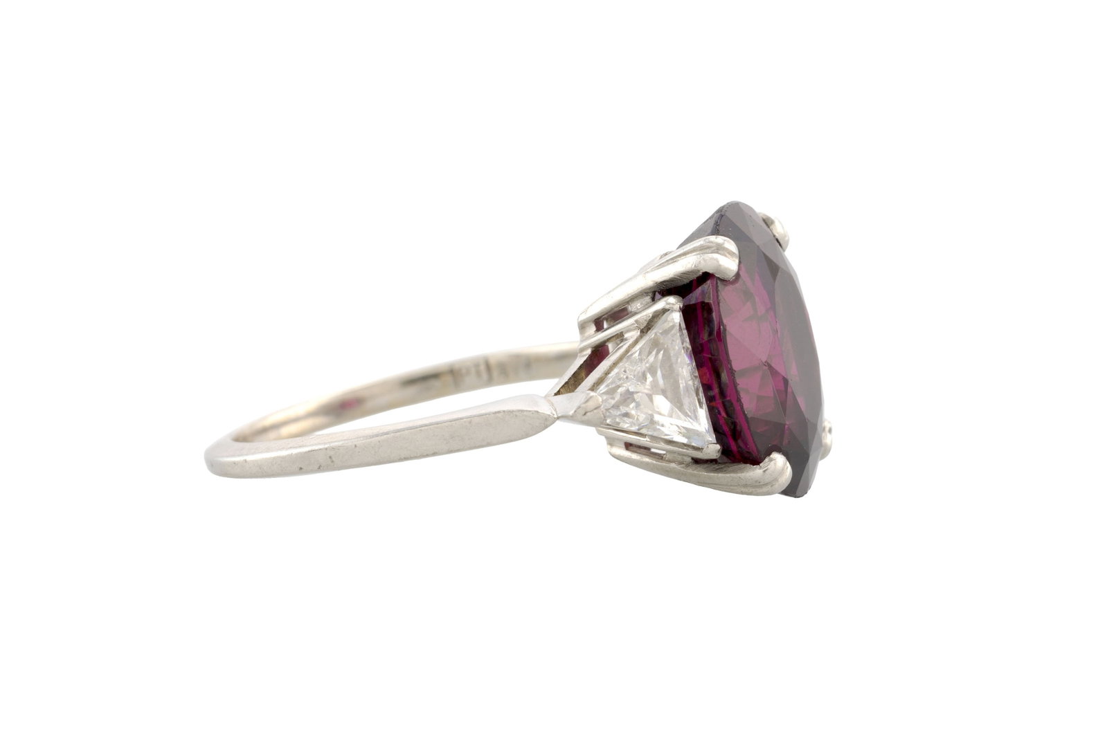 Bague platine sertie d'un grenat rhodolite taille ovale épaulé de deux diamants triangulai - 2