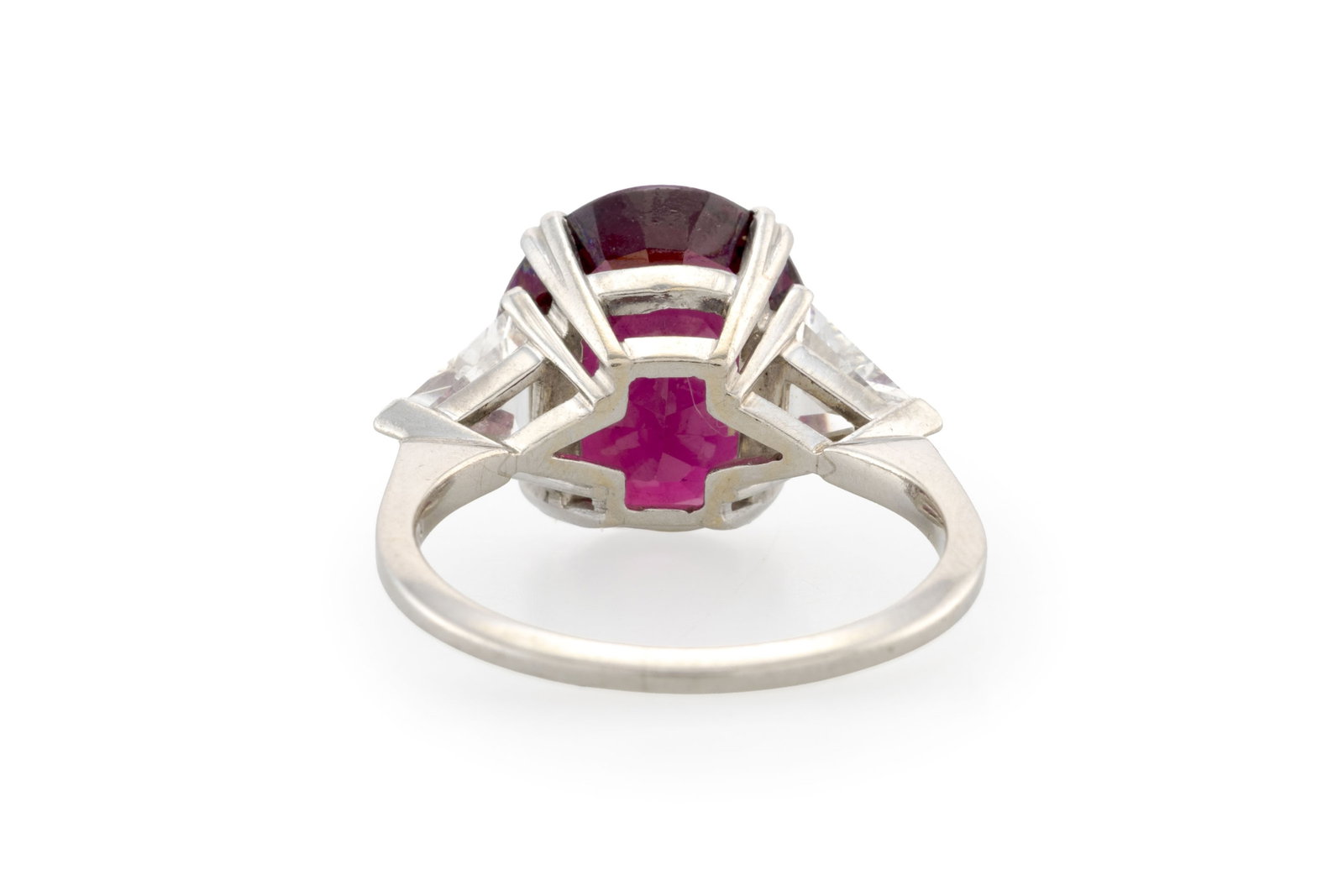 Bague platine sertie d'un grenat rhodolite taille ovale épaulé de deux diamants triangulai - 3