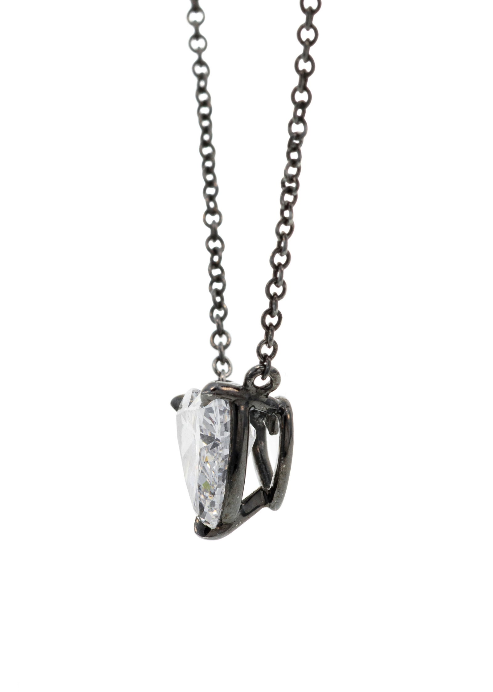 Collier platine noirci à maille forçat retenant un diamant taille cœur de 1.01 carat, - 2