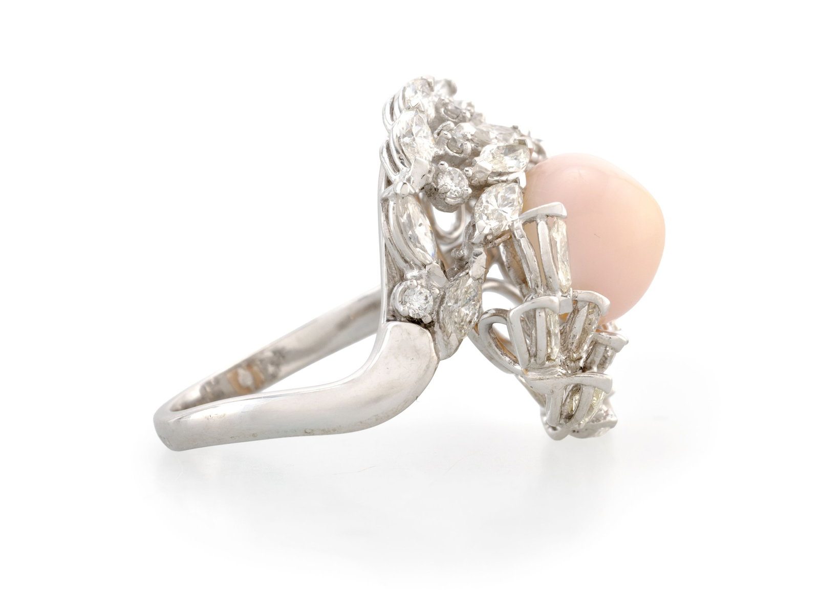 Bague en platine ornée d'une perle de conche rose (env. 10.67x9.49 mm) entourée d'une spir - 2