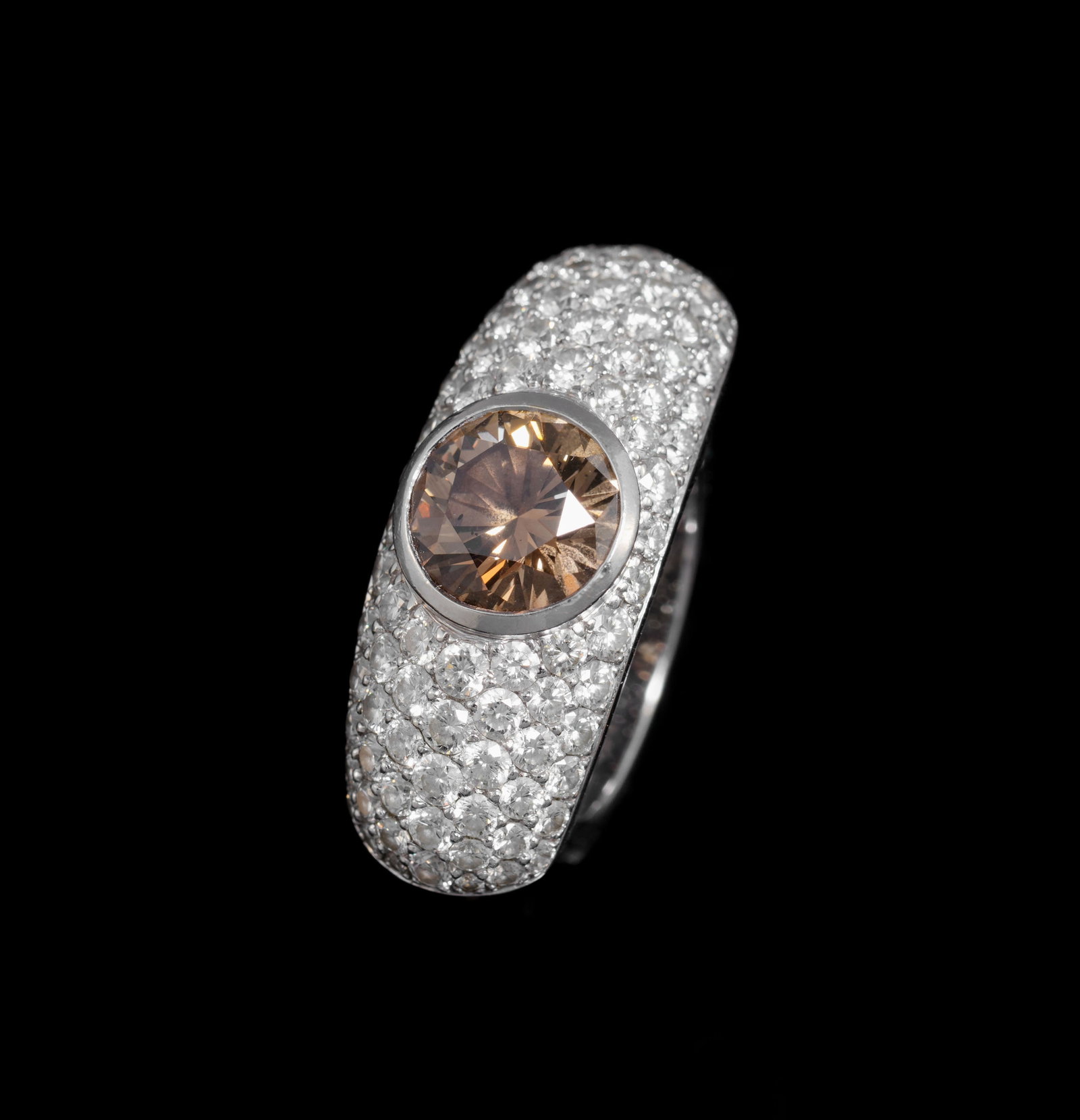 Adler, attribué à, bague or gris 750 sertie d'un diamant taille brillant fancy dark orangy: Adler, attribué à, bague or gris 750 sertie d'un diamant taille brillant fancy dark orangy brown de 3.03 carats selon certificat GIA n°12804183 daté du 30/09/2003, entouré de