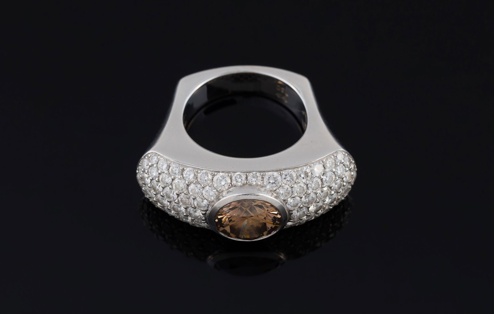 Adler, attribué à, bague or gris 750 sertie d'un diamant taille brillant fancy dark orangy - 2