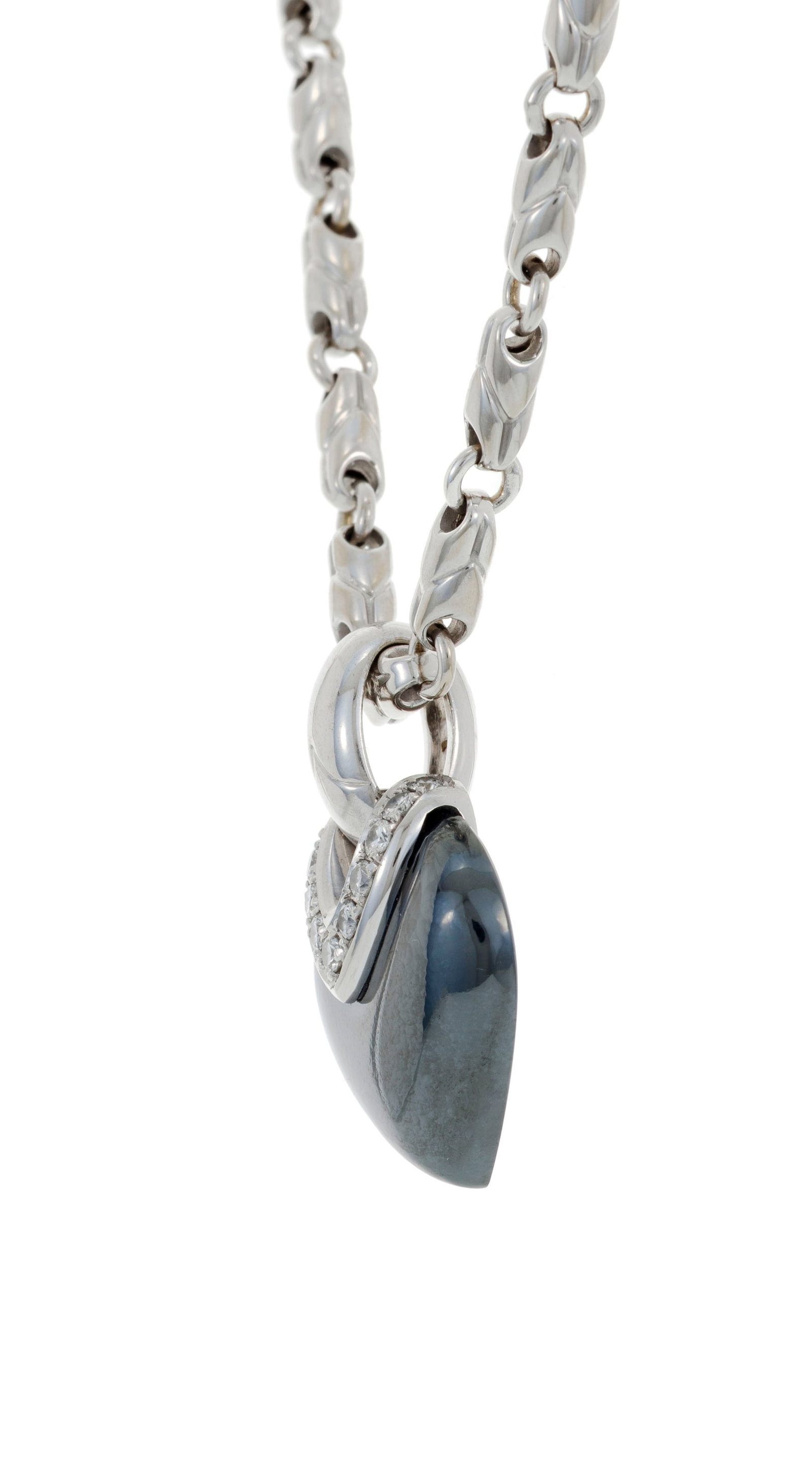 Bulgari, pendentif cœur en or gris 750 et hématite serti de diamants taille brillant, sur  - 2
