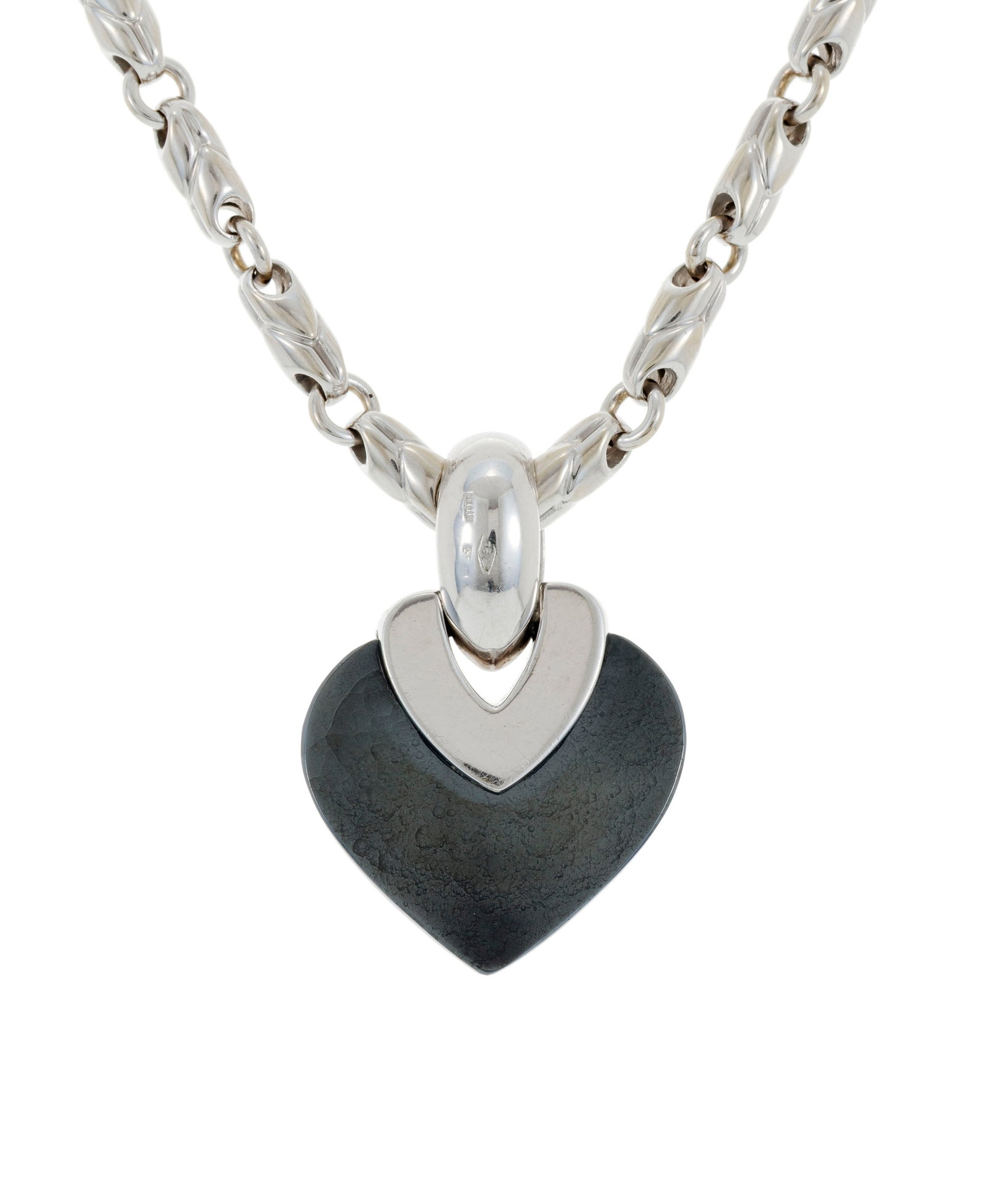 Bulgari, pendentif cœur en or gris 750 et hématite serti de diamants taille brillant, sur  - 3