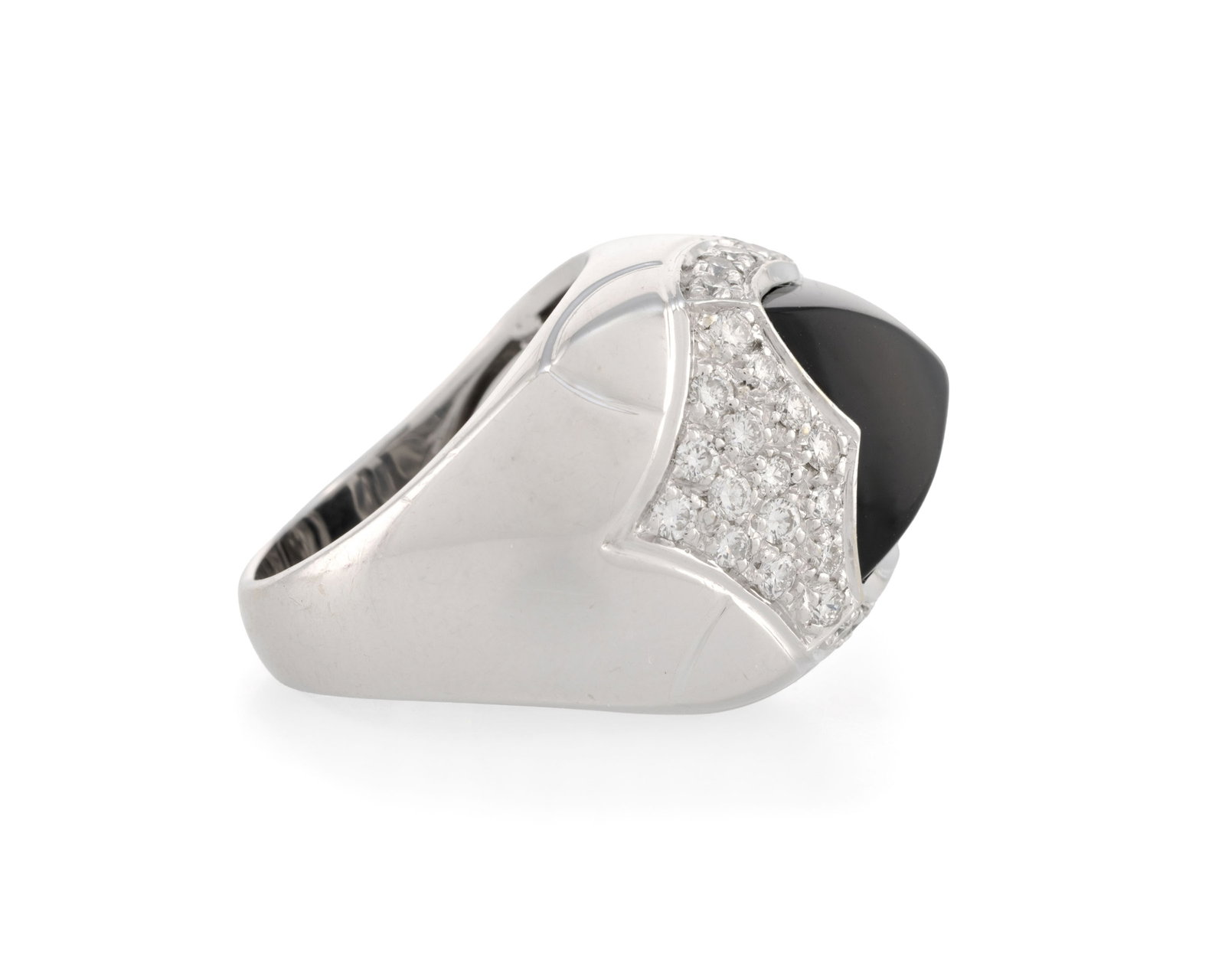Bulgari, Pyramid, bague en or gris 750 sertie d'un onyx taillé en pain de sucre entouré de - 2