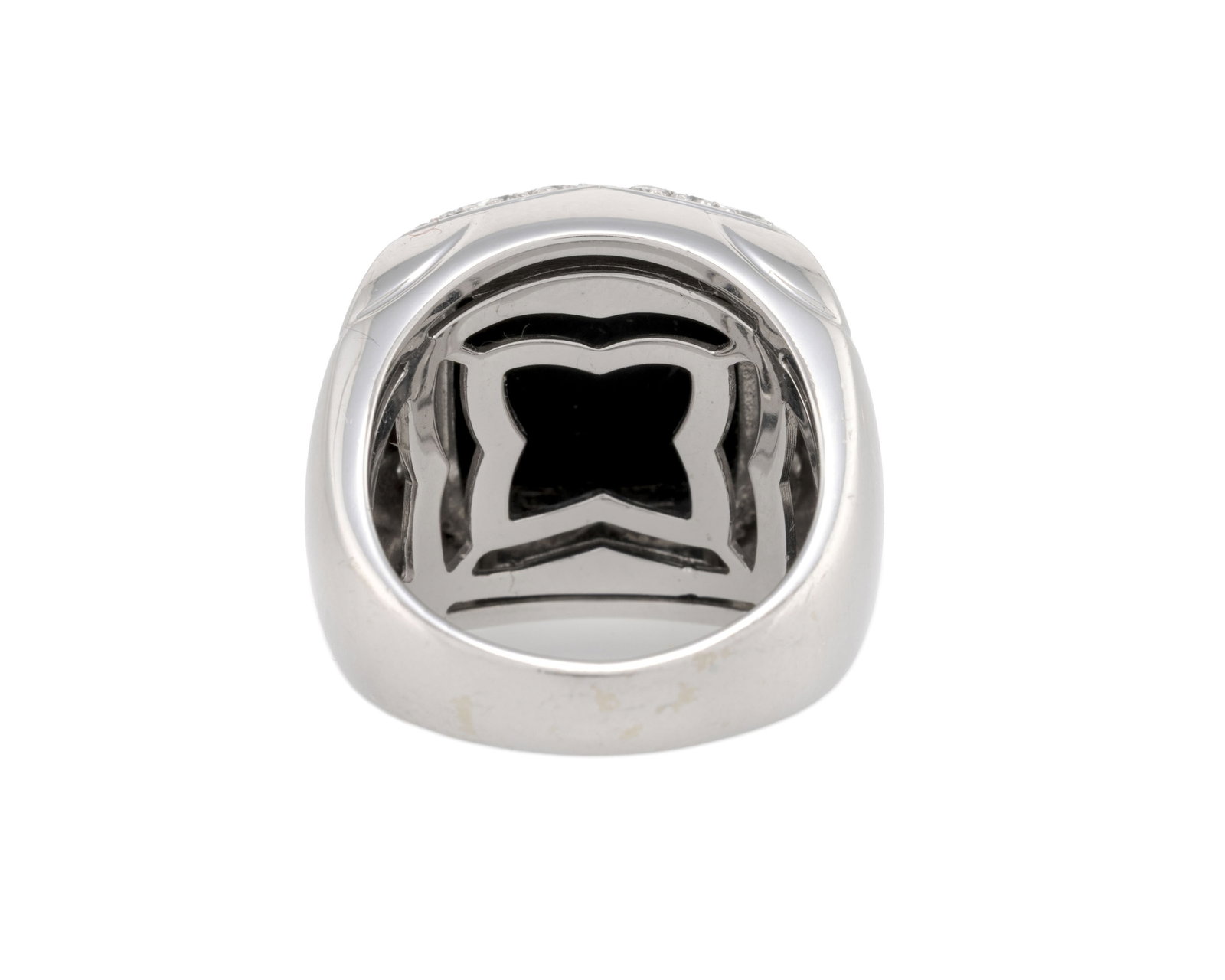 Bulgari, Pyramid, bague en or gris 750 sertie d'un onyx taillé en pain de sucre entouré de - 3