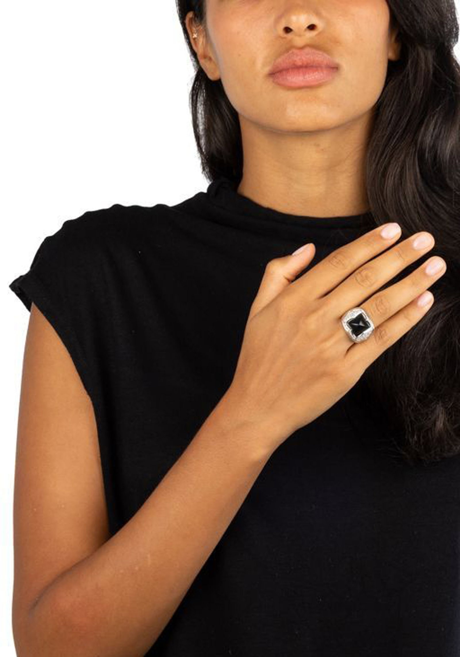 Bulgari, Pyramid, bague en or gris 750 sertie d'un onyx taillé en pain de sucre entouré de - 4