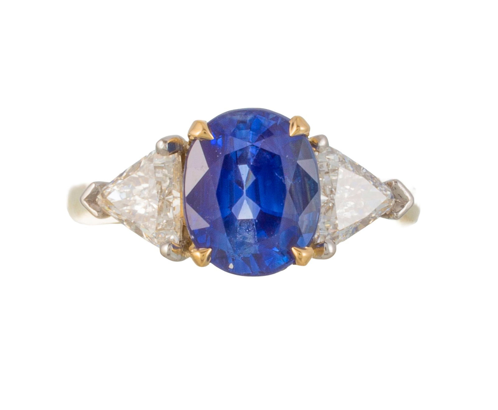 Bague or 750 et platine sertie d'un saphir ovale (env. 2.6 ct) épaulé de deux diamants tai: Bague or 750 et platine sertie d'un saphir ovale (env. 2.6 ct) épaulé de deux diamants taille triangle, doigt 49-9, 4g Pour ce lot, la TVA due par l'acheteur est calculée sur le prix d'