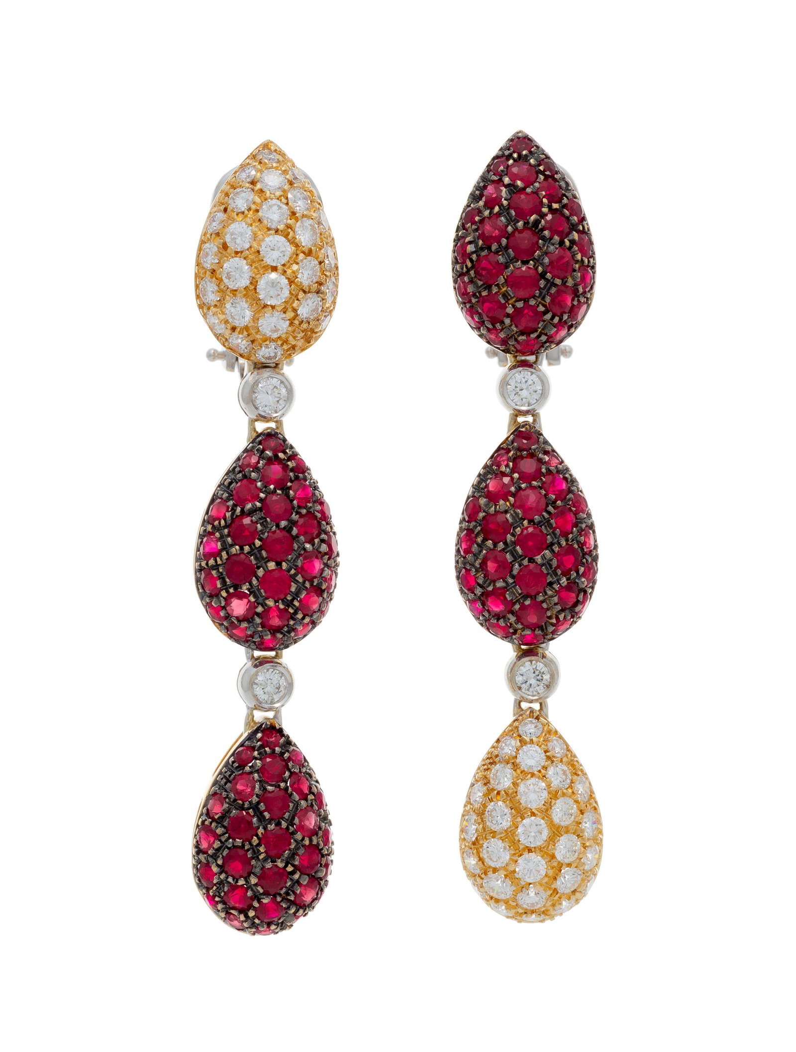 Paire de pendants d'oreilles 2 ors 750 formés d'éléments piriformes bombés pav&#: Paire de pendants d'oreilles 2 ors 750 formés d'éléments piriformes bombés pavés de rubis ou de diamants taille brillant, h. 5.3 cm, 18g Condition Montures: Bon état de c