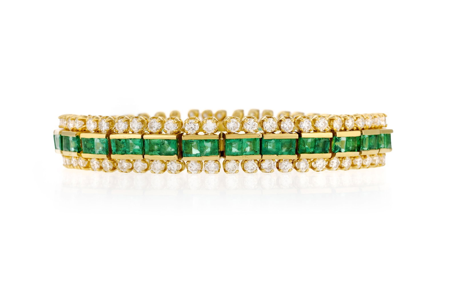 Chantecler, bracelet rivière or 750 serti d'une ligne d'émeraudes carrées épaul&: Chantecler, bracelet rivière or 750 serti d'une ligne d'émeraudes carrées épaulée de deux rangées de diamants taille brillant, signé, long. 17.4 cm, 45g Condition