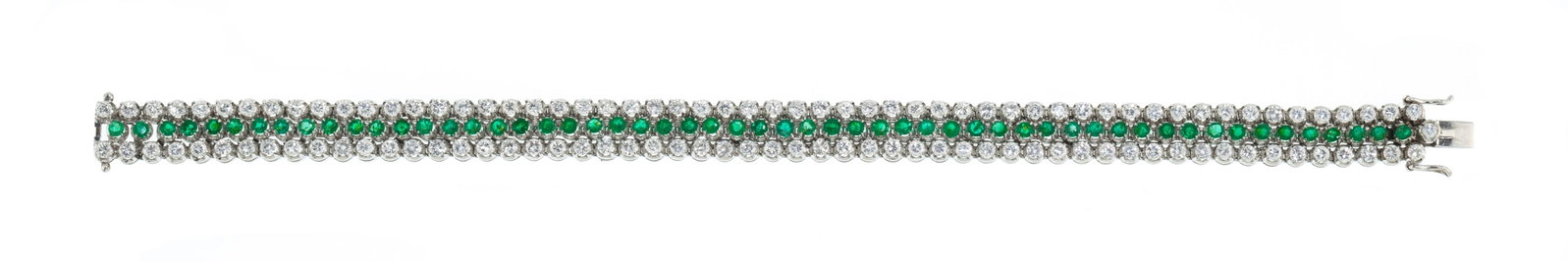 Bracelet or gris 750 composé de deux lignes serties de diamants taille brillant enserrant une l: Bracelet or gris 750 composé de deux lignes serties de diamants taille brillant enserrant une ligne d'émeraudes taille rond, long. 18 cm, 29.5g Condition Bon état de conservation