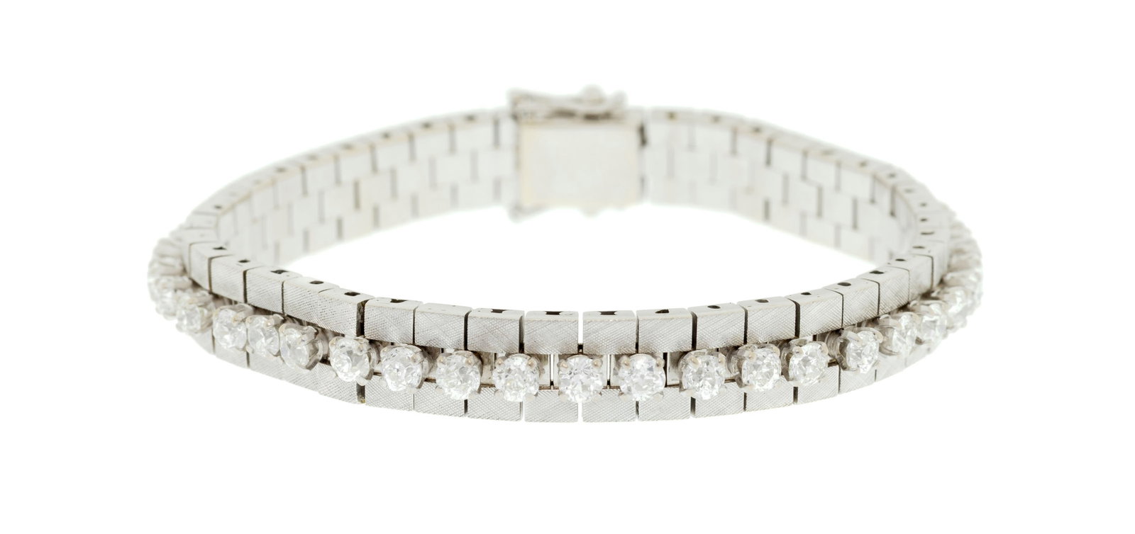 Bracelet or gris 750 satiné à maille briques et serti au centre d'une ligne de diamants ta: Bracelet or gris 750 satiné à maille briques et serti au centre d'une ligne de diamants taille ancienne, long.17.2 cm, 47g Condition Bon état de conservation général