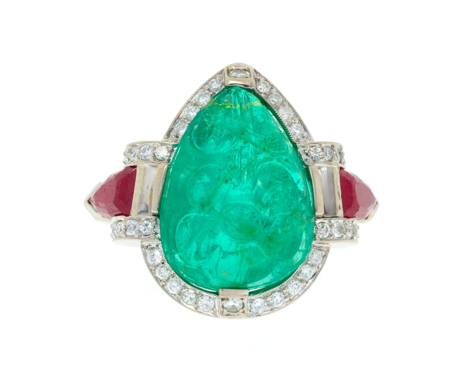 Bague or gris 750 sertie d'une émeraude gravée piriforme entourée de diamants taille : Bague or gris 750 sertie d'une émeraude gravée piriforme entourée de diamants taille brillant et de deux rubis taille poire, doigt 52-12, 11g Condition Monture: Bon état de