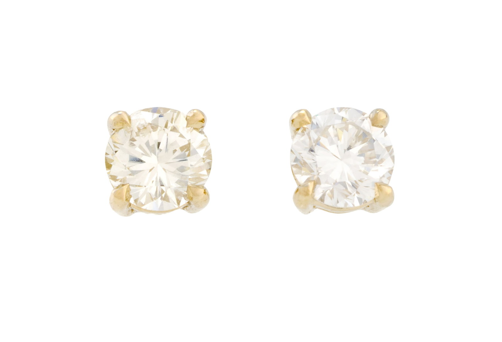 Paire de clous d'oreilles or gris 750 sertis de deux diamants taille brillant (env. 0.5 ct chacun): Paire de clous d'oreilles or gris 750 sertis de deux diamants taille brillant (env. 0.5 ct chacun) Pour ce lot, la TVA due par l'acheteur est calculée sur le prix d'adjudication augmenté de