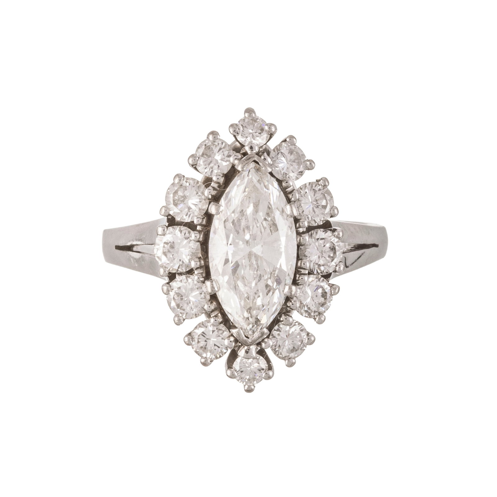 Bague or gris 750 sertie d'un diamant taille marquise (env. 1.2 ct) entouré de diamants taille : Bague or gris 750 sertie d'un diamant taille marquise (env. 1.2 ct) entouré de diamants taille brillant, doigt 50-10, 5g Condition Monture: Bon état de conservation général.