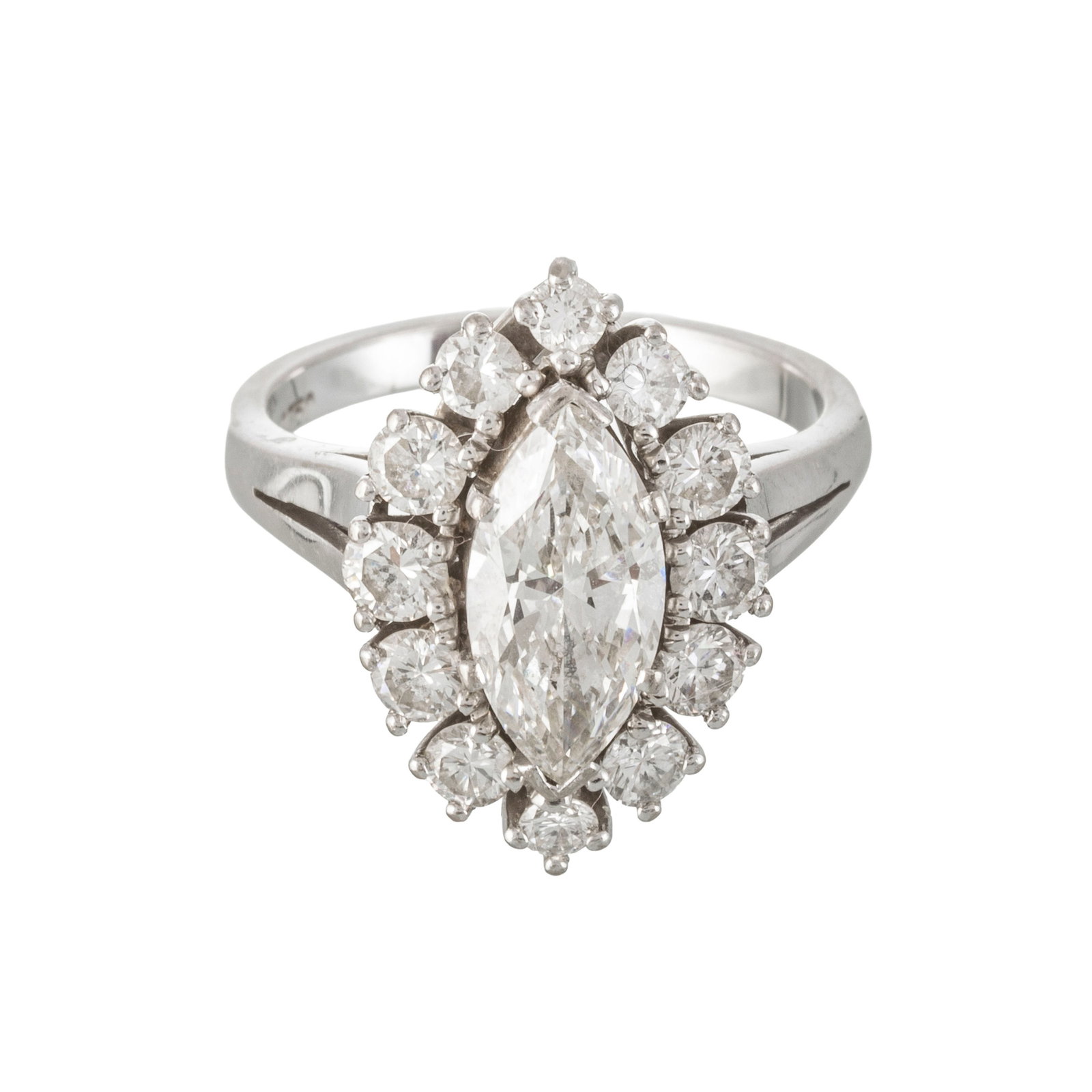 Bague or gris 750 sertie d'un diamant taille marquise (env. 1.2 ct) entouré de diamants taille  - 2