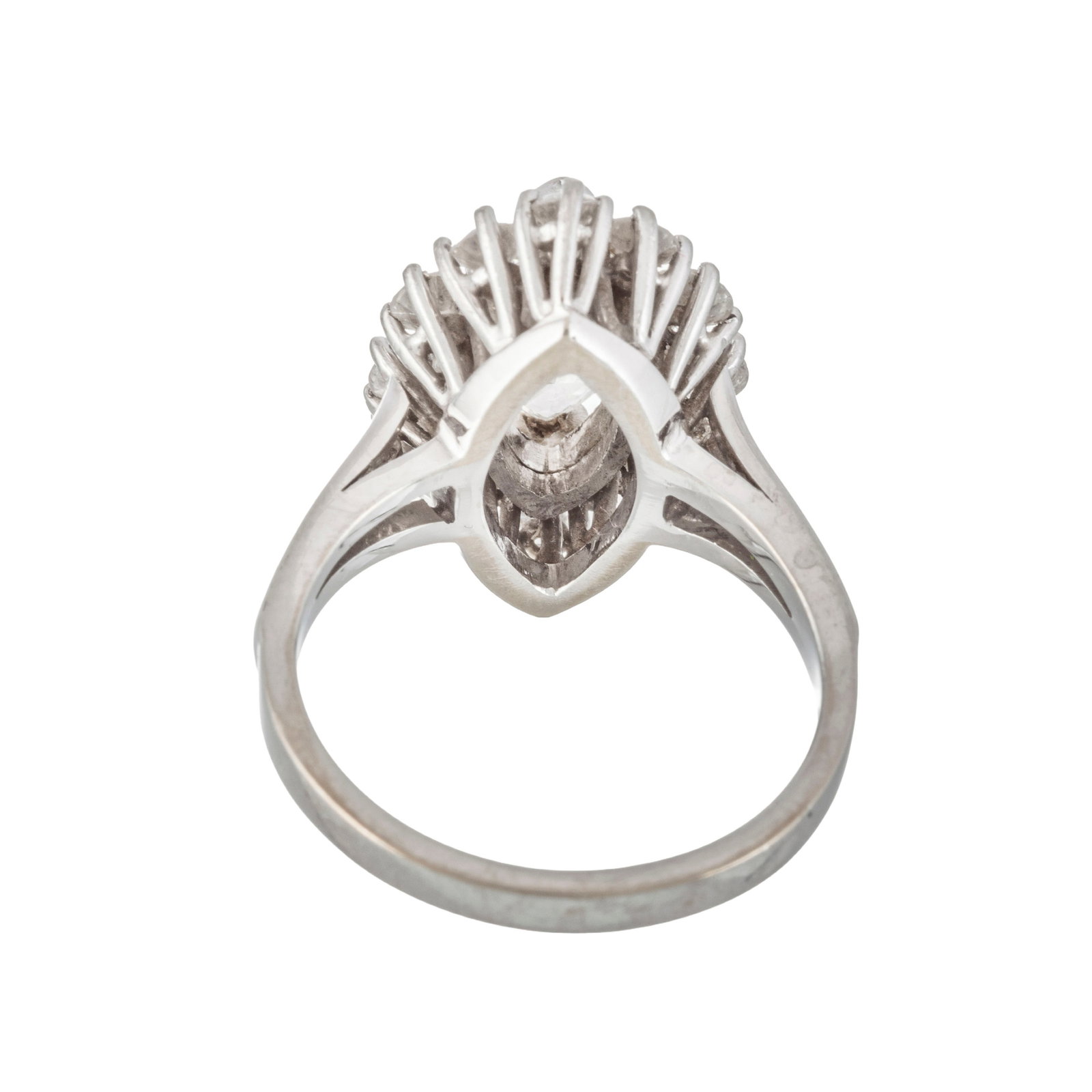 Bague or gris 750 sertie d'un diamant taille marquise (env. 1.2 ct) entouré de diamants taille  - 4