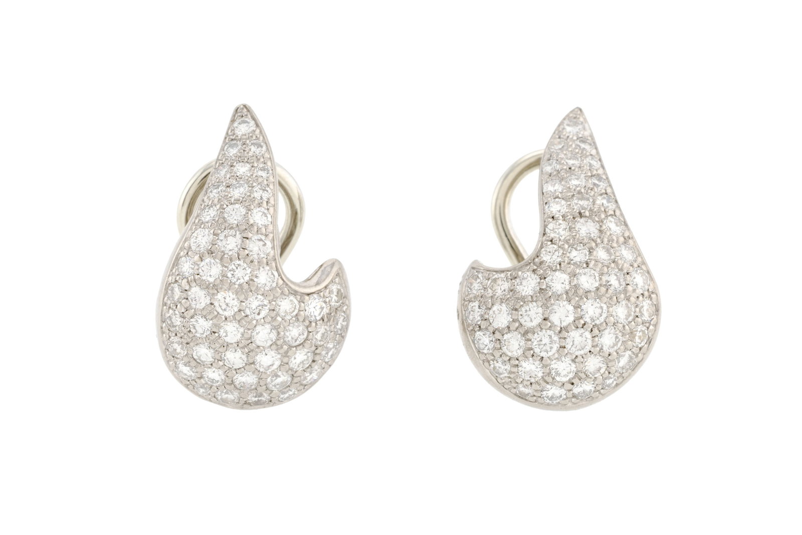 Paire de boucles d'oreilles or gris 750 serties en pavé de diamants taille brillant, h. 2 cm, 9: Paire de boucles d'oreilles or gris 750 serties en pavé de diamants taille brillant, h. 2 cm, 9g Condition Bon état général, présence de micro rayures et rayures d'usage