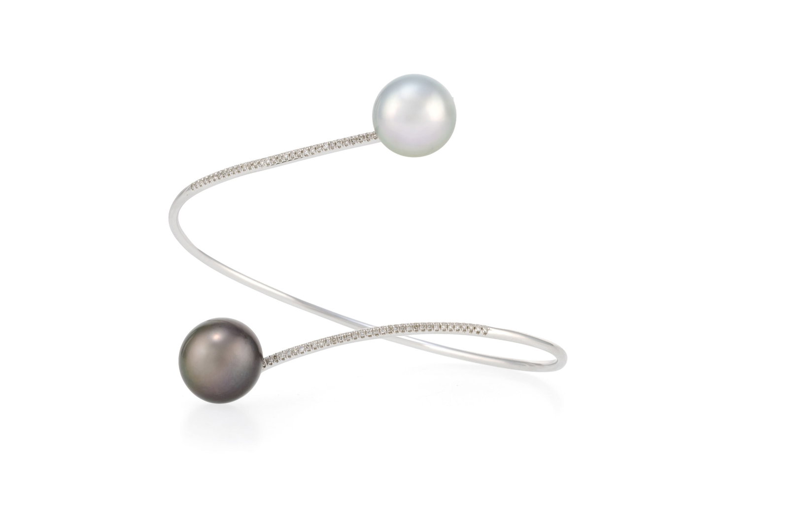 Bracelet semi rigide en or 585 serti de deux lignes de diamants taille brillant, les extrémit&#: Bracelet semi rigide en or 585 serti de deux lignes de diamants taille brillant, les extrémités ornées de deux perles de culture, l'une de Tahiti et l'autre des mers du Sud, circ. 16