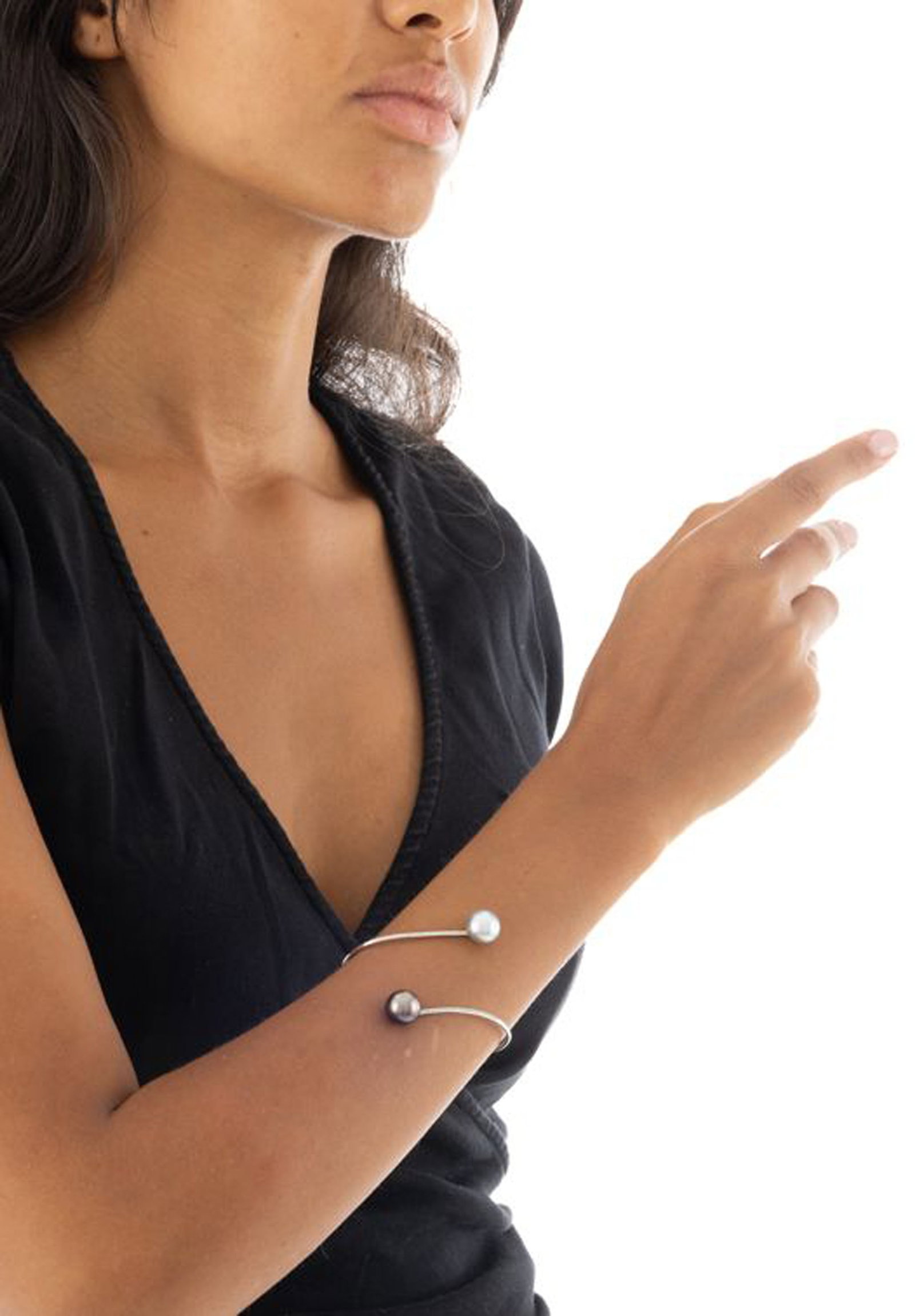 Bracelet semi rigide en or 585 serti de deux lignes de diamants taille brillant, les extrémit&# - 4