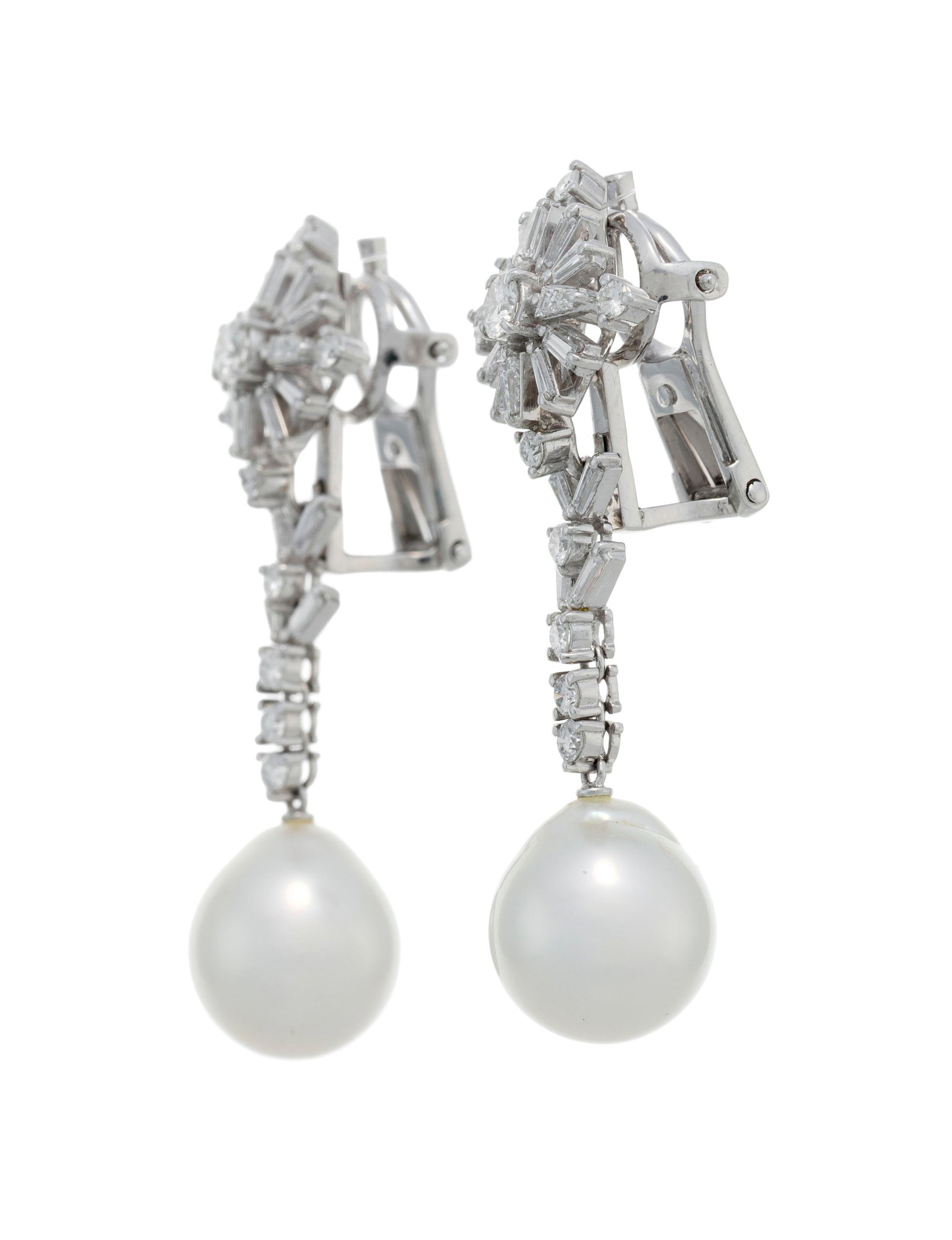 Paire de pendants d'oreilles or gris 585 sertis de diamants taille trapèze et brillant retenant - 2