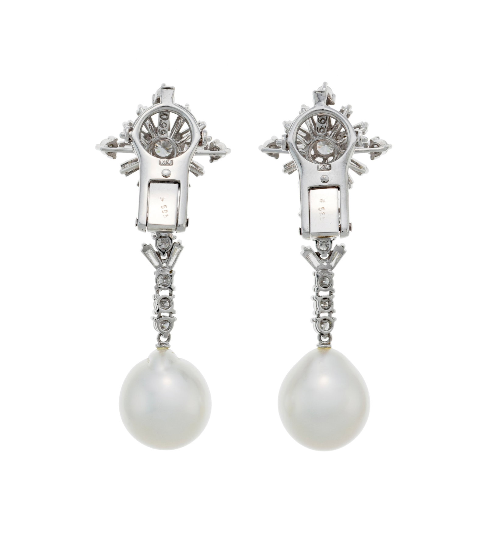 Paire de pendants d'oreilles or gris 585 sertis de diamants taille trapèze et brillant retenant - 3