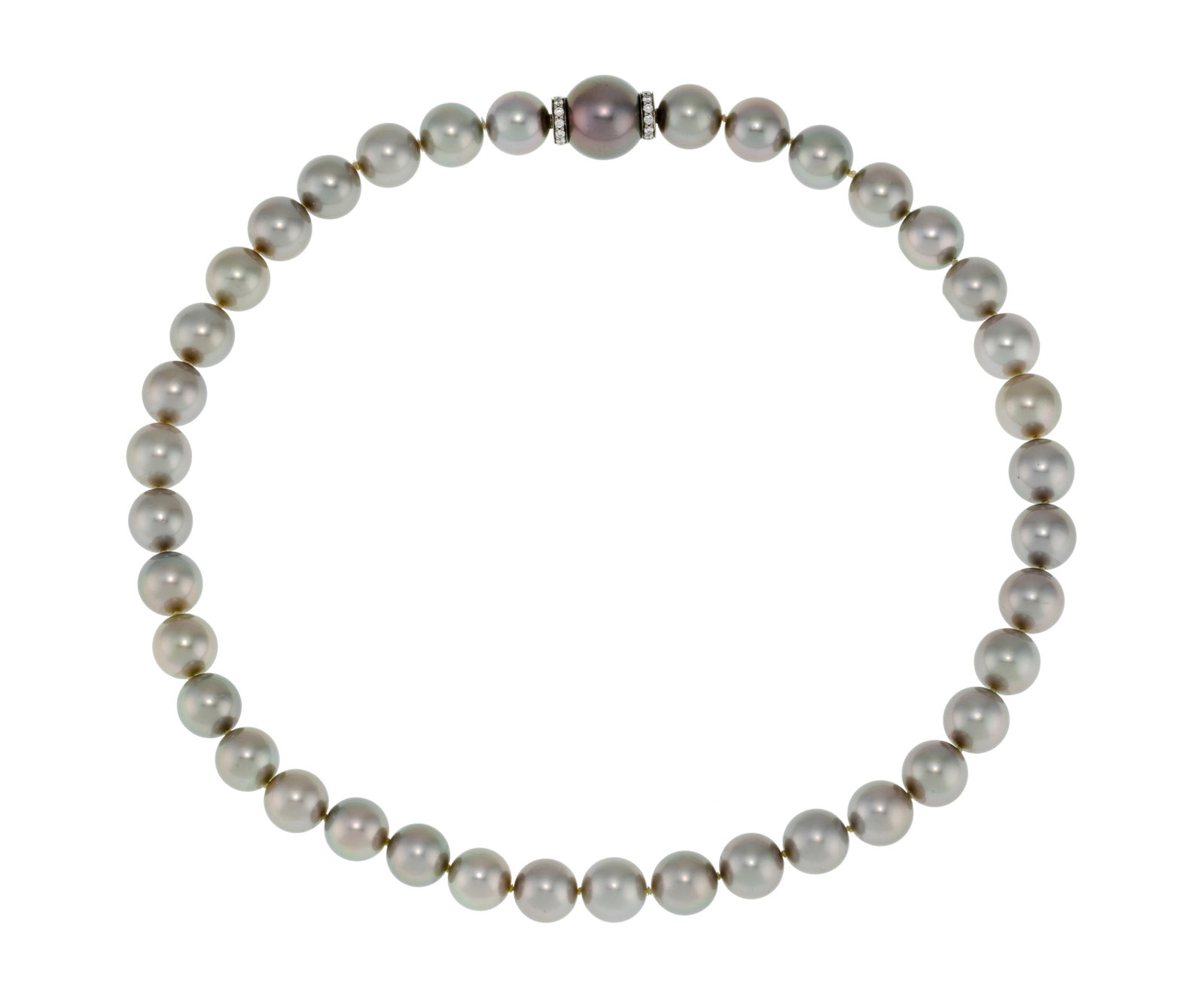 Collier de perles de culture de Tahiti grises, fermoir pastilles or gris 750 sertie de diamants tail: Collier de perles de culture de Tahiti grises, fermoir pastilles or gris 750 sertie de diamants taille brillant enserrant une perle de culture de Tahiti grise, long. 44.5 cm Condition Très bon