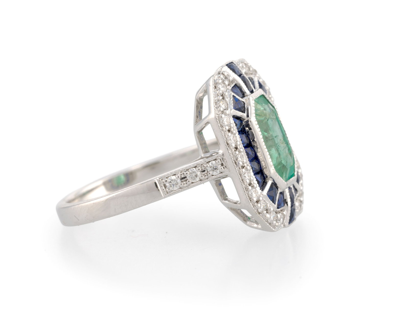 Bague de style Art Déco or gris 750 sertie d'une émeraude octogonale entourée de saph - 2