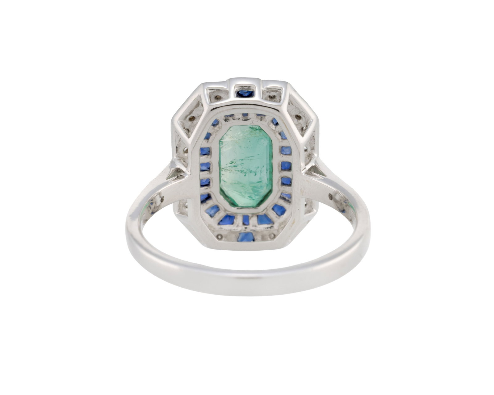 Bague de style Art Déco or gris 750 sertie d'une émeraude octogonale entourée de saph - 3