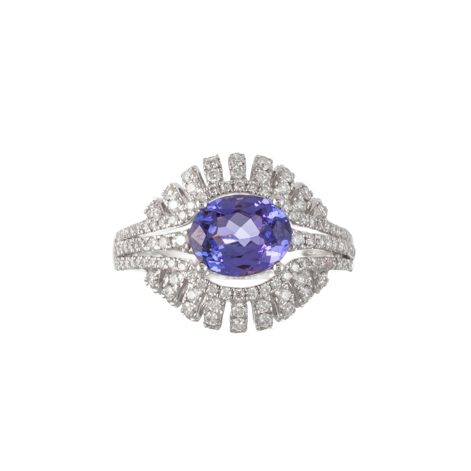 Bague or 750 sertie d'une tanzanite ovale entourée de diamants taille brillant, doigt 52-12, 4g: Bague or 750 sertie d'une tanzanite ovale entourée de diamants taille brillant, doigt 52-12, 4g Condition Très bon état de conservation général.
