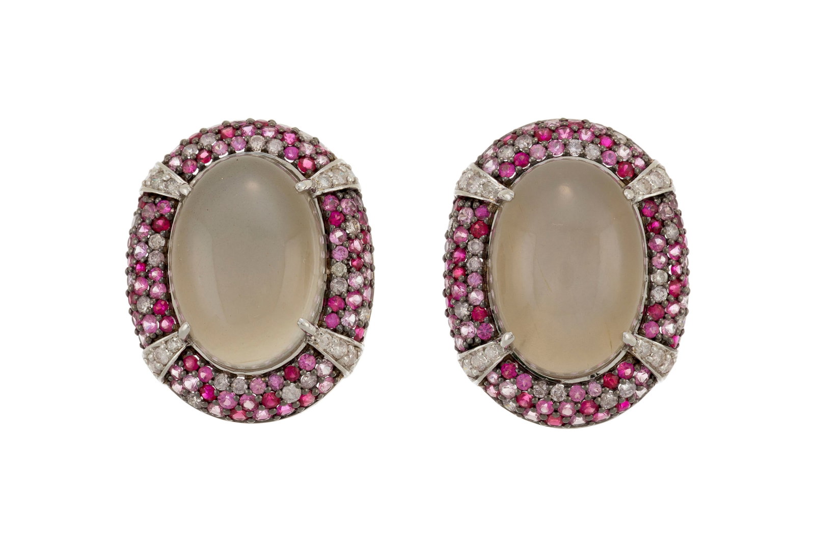 Paire de clous d'oreilles ovales sertis de pierres de lune entourées de saphirs roses, de rubis (1 of 4)