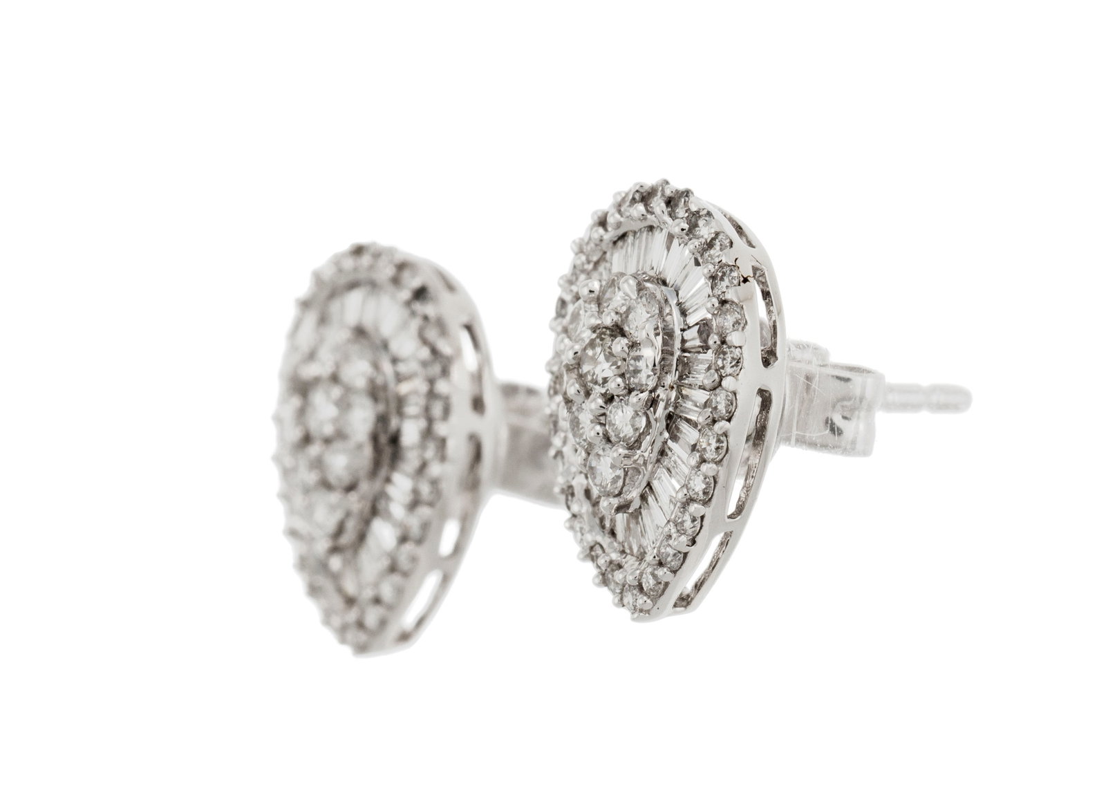 Paire de clous d'oreilles "illusion" piriformes or gris 750 entièrement pavés de diamants  - 2