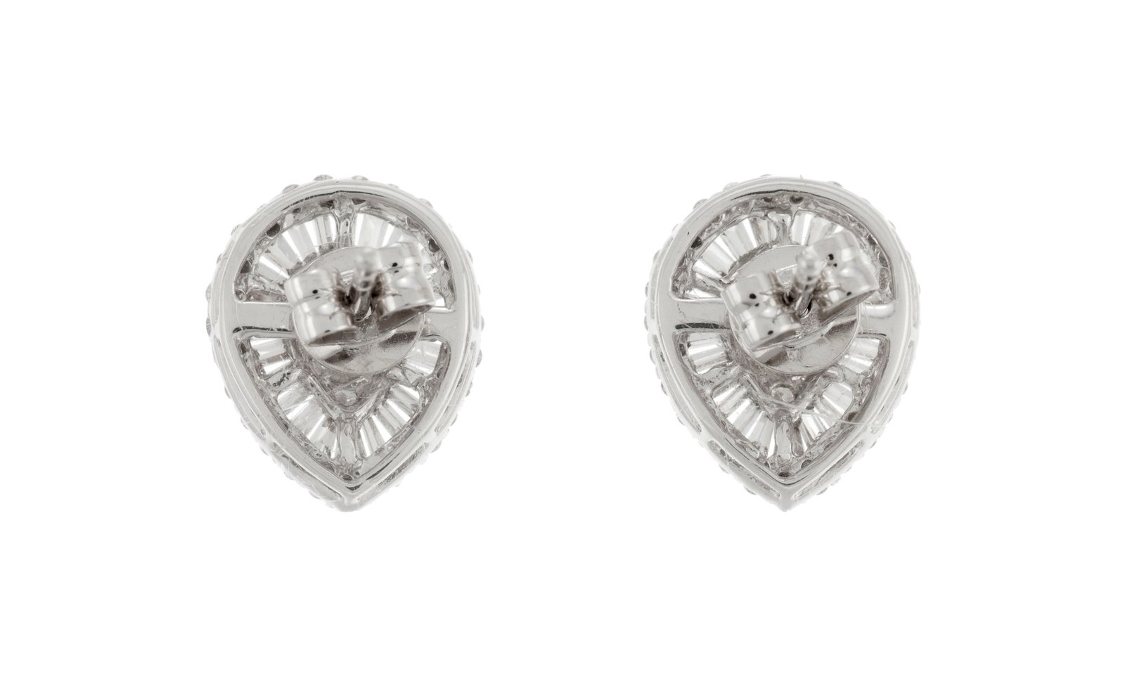 Paire de clous d'oreilles "illusion" piriformes or gris 750 entièrement pavés de diamants  - 3