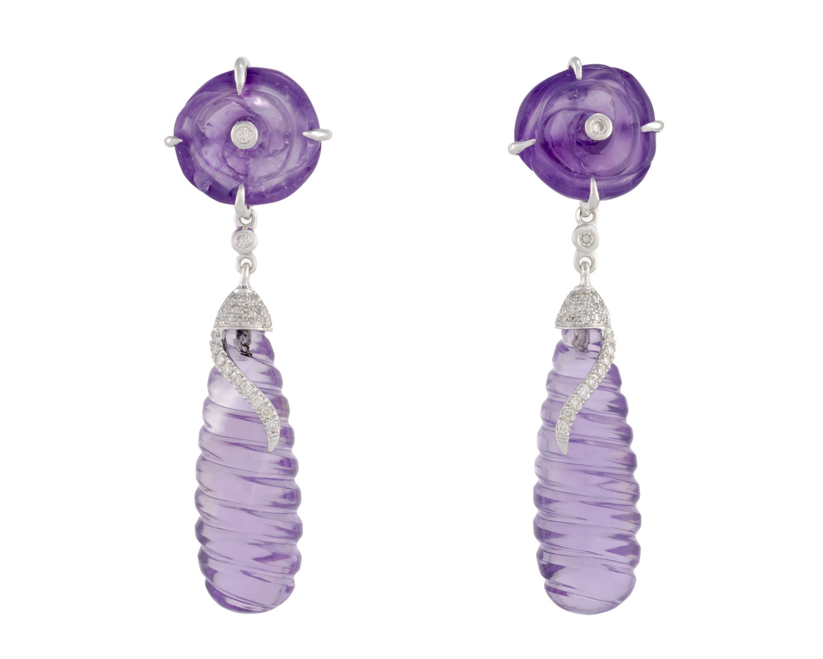 Paire de pendants d'oreilles or gris 750 sertis de diamants taille brillant et ornée d'amé: Paire de pendants d'oreilles or gris 750 sertis de diamants taille brillant et ornée d'améthystes gravées en roses retenant des gouttes d'améthystes gravées en spirales, h. 5