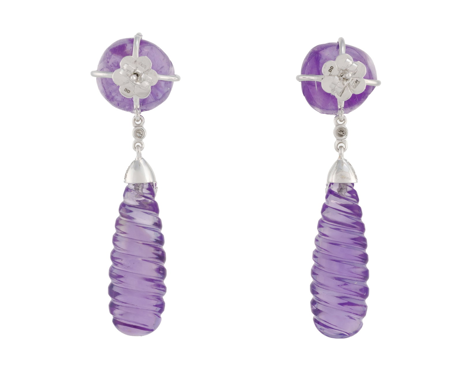 Paire de pendants d'oreilles or gris 750 sertis de diamants taille brillant et ornée d'amé - 3