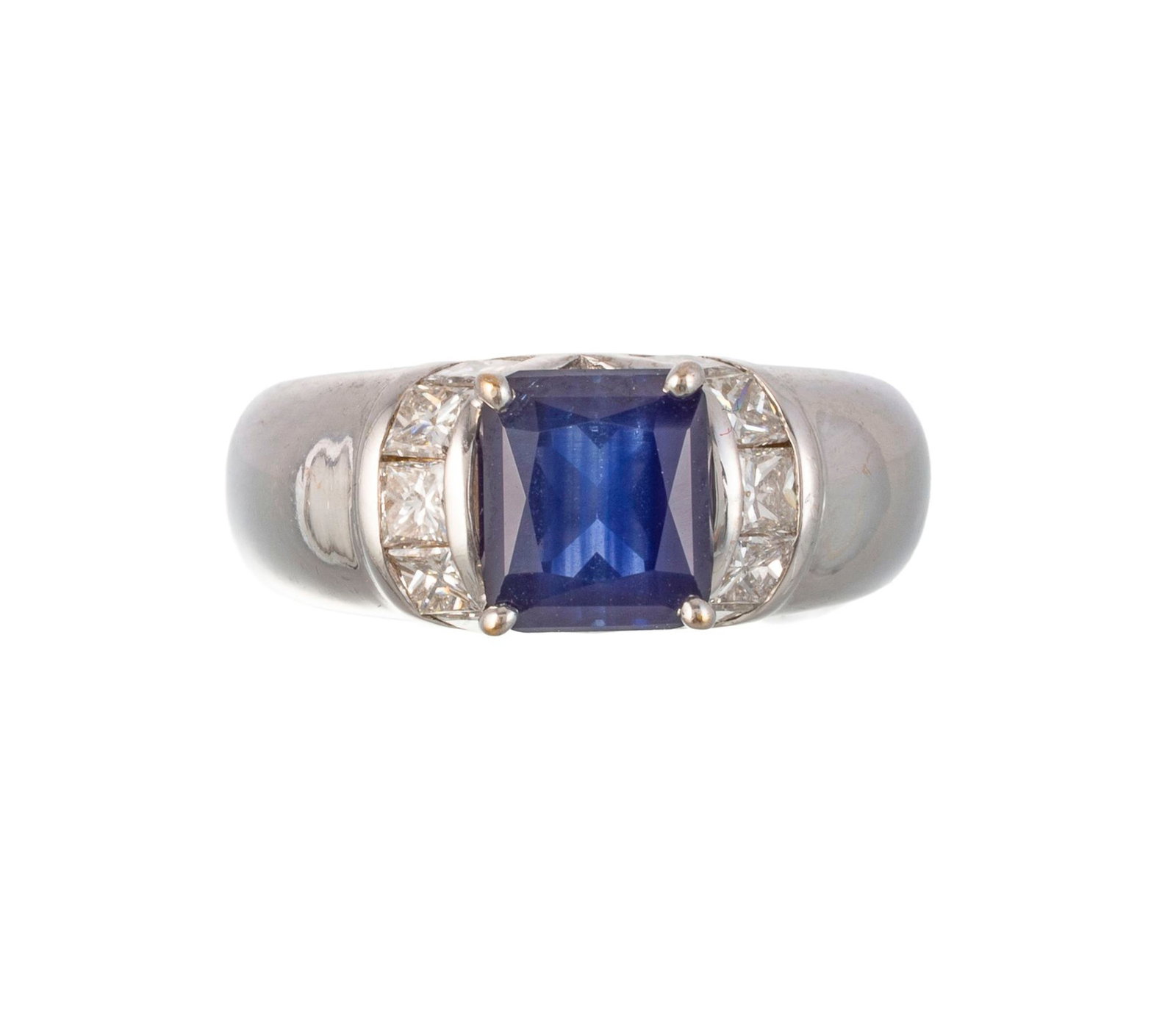 Bague or gris 750 sertie d'un saphir rectangulaire à pans coupés épaulé de diama: Bague or gris 750 sertie d'un saphir rectangulaire à pans coupés épaulé de diamants taille princesse, doigt 50-10, 8g Condition Monture: Bon état de conservation